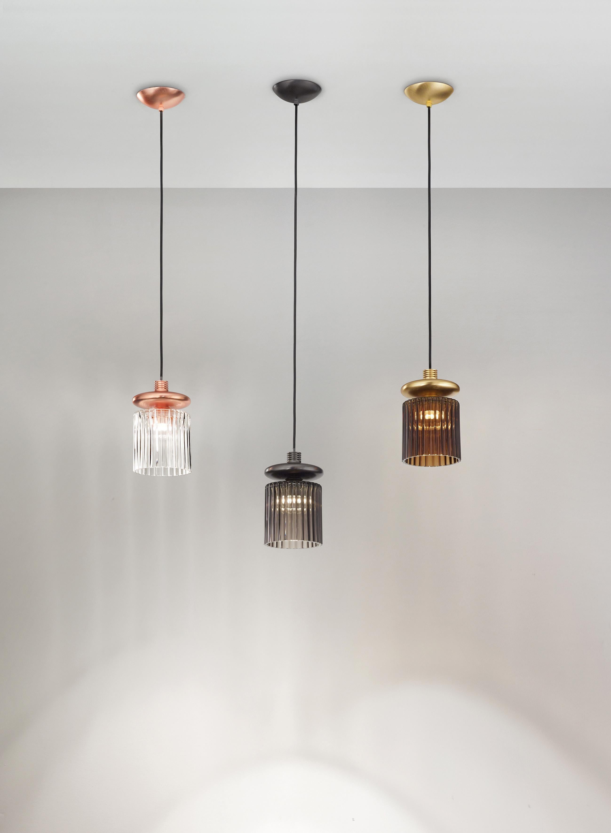 The “technicity” of the metal element combined with the blown glass diffuser gives tread an “Industrial” style. An object reminiscent of vintage electrical equipment for its particular shape, in which the finned heat sink, combined with blown glass,