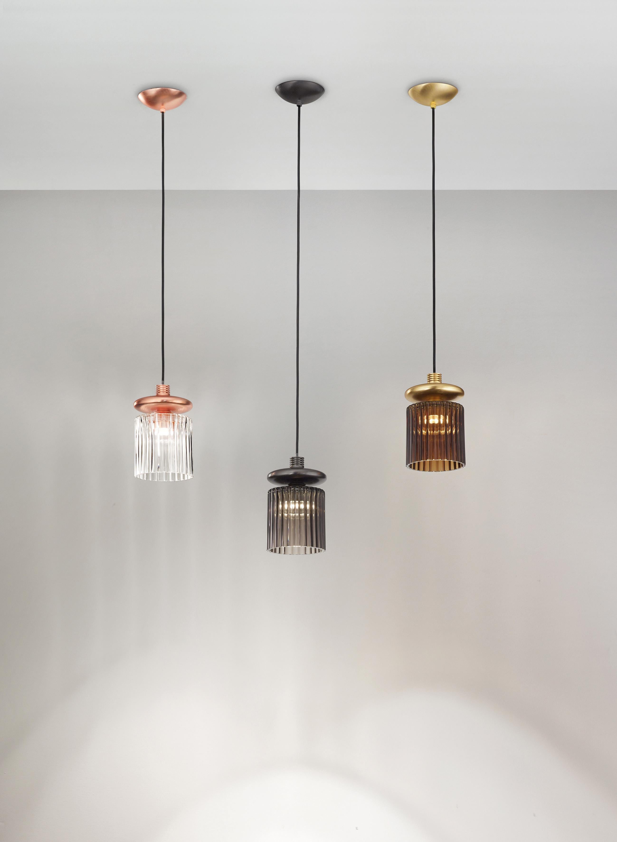 La technicité de l'élément métallique combinée au diffuseur en verre soufflé confère à Tread un style 