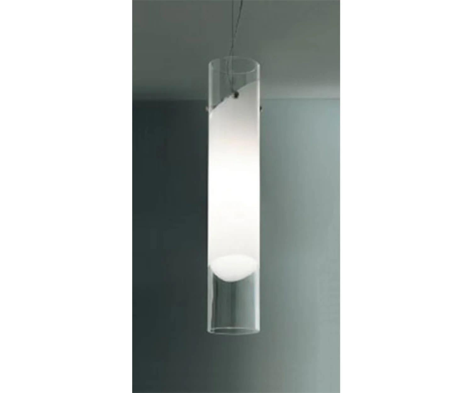 El Colgante Lio SP 60 de Vistosi es una colección completa de lámparas que comparten un diseño minimalista y discreto que aprovecha al máximo la fuente de luz, gracias a la banda blanca translúcida insertada en el cristal.

Material: Vidrio de