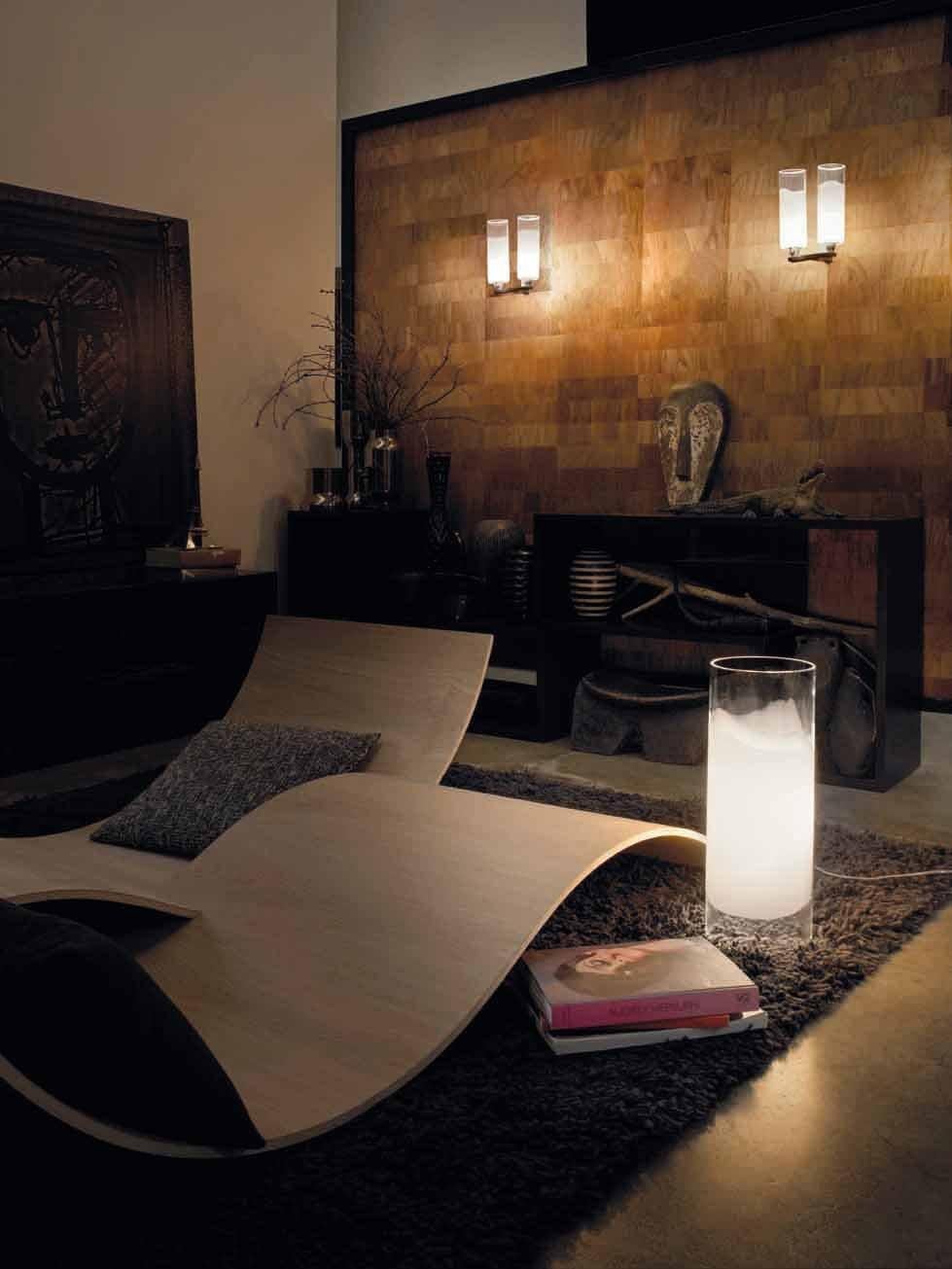 Applique murale en deux parties au design minimal et discret qui met en valeur la source de lumière grâce à la bande blanche translucide insérée dans le verre. Éclairage G9.