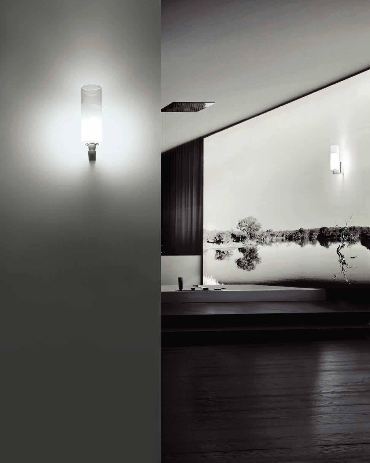 Wall sconce with a minimal, unobtrusive design that makes the most of the light source, thanks to the translucid white band inserted in the glass. G9 lighting.
 
