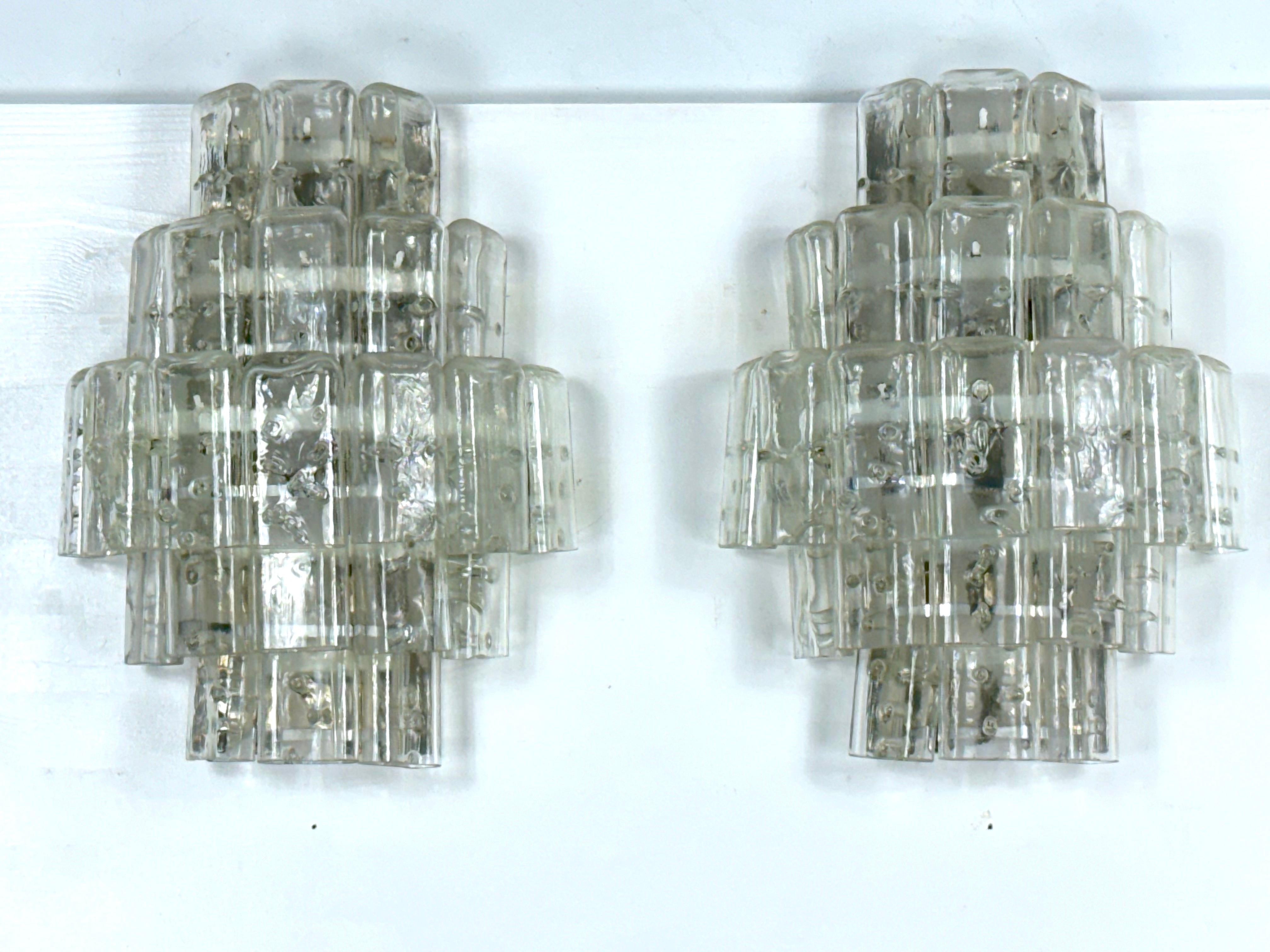 Paire d'appliques XL en verre clair de Murano produites en Italie dans les années 70. Attribuable à Vistosi. Pas de label ni de marque. Excellent état vintage sans éclats ni fissures, les supports en métal présentent des traces normales d'âge et