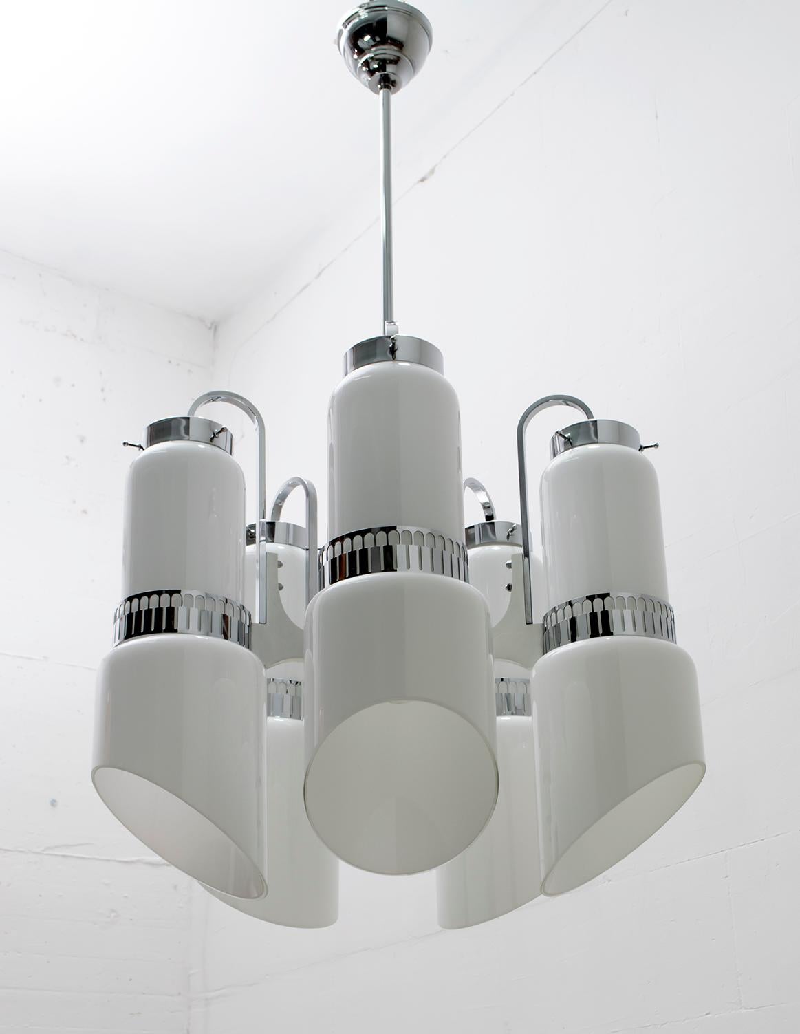 This imposing Italian chandelier was produced by the iconic company Vistosi, in the 1960s, the Murano glass cylinders are inside and outside in transparent glass and in the center in white glass, they were created with the glass technique