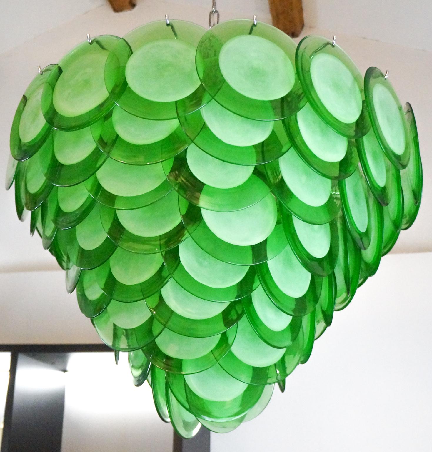 Regardez ce lustre coloré, composé de 90 éléments en verre vert qui vous rendront fou. Il serait capable de donner de la joie même à une pièce blanche minimale.
Dans l'ensemble, il s'agit d'un lustre très simple mais impressionnant.
Elle se