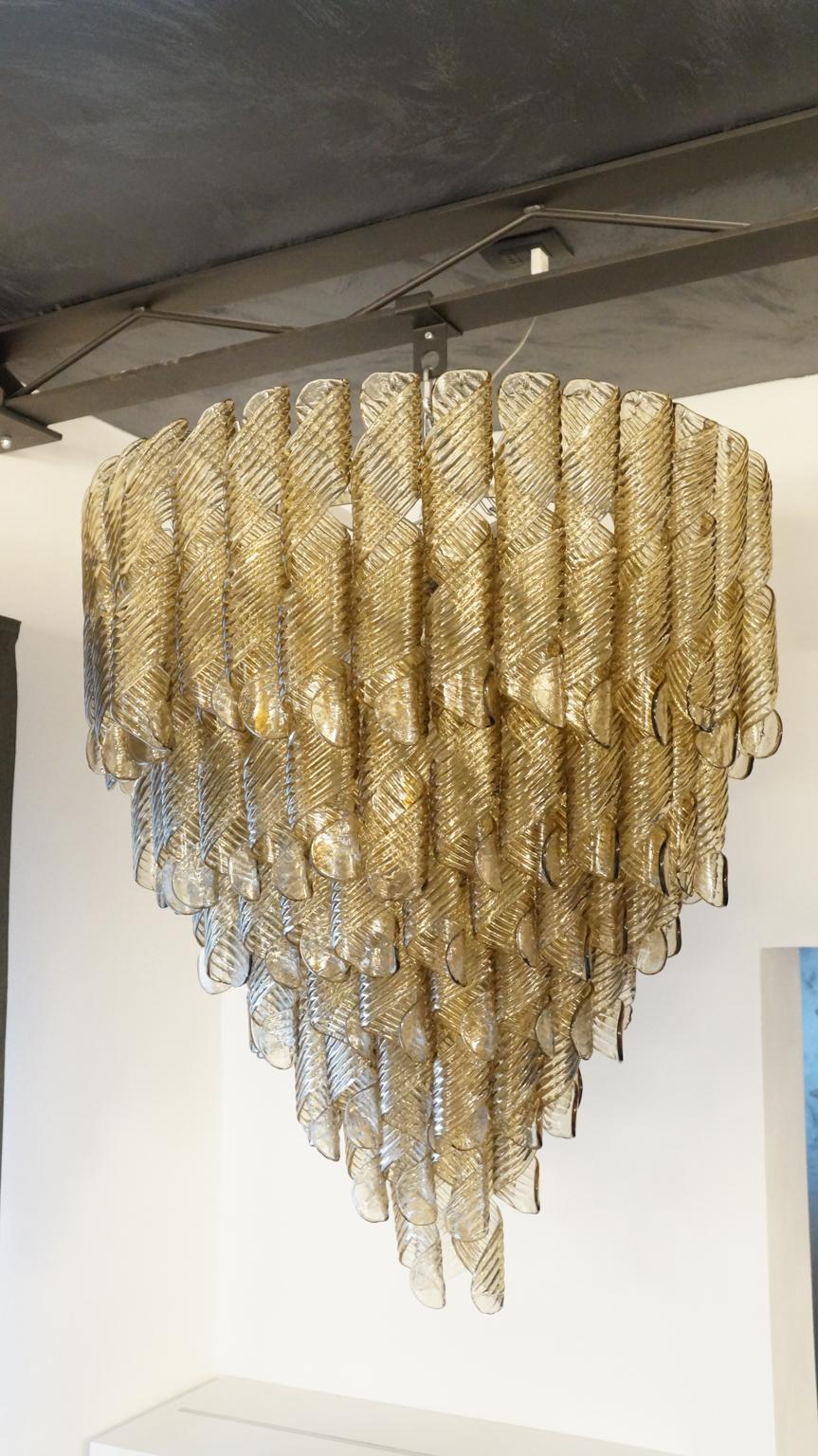 Vistosi Mid-Century Modern Smoky Torciglioni Murano Glass Chandelier, 1988 (Moderne der Mitte des Jahrhunderts) im Angebot