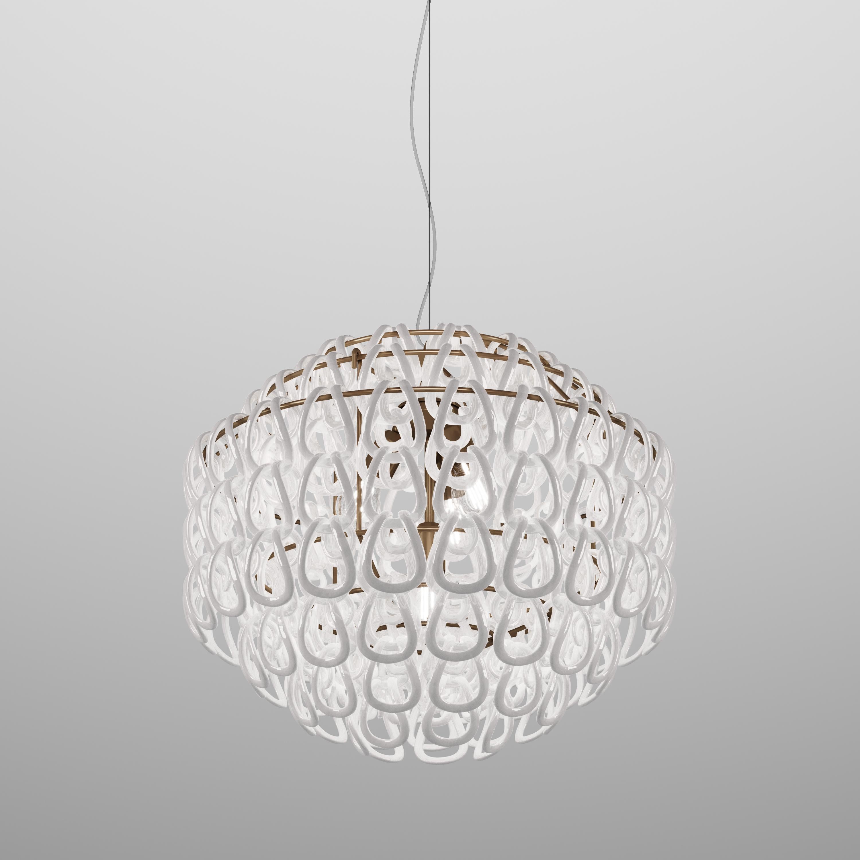 La versione di dimensioni ridotte di Giogali, che permette di utilizzare i ganci in vetro per installazioni a parete più piccole, standard o personalizzate.

Specifiche:
Materiale: Vetro, metallo
Sorgente luminosa: E26 UL
Numero di lampadine: