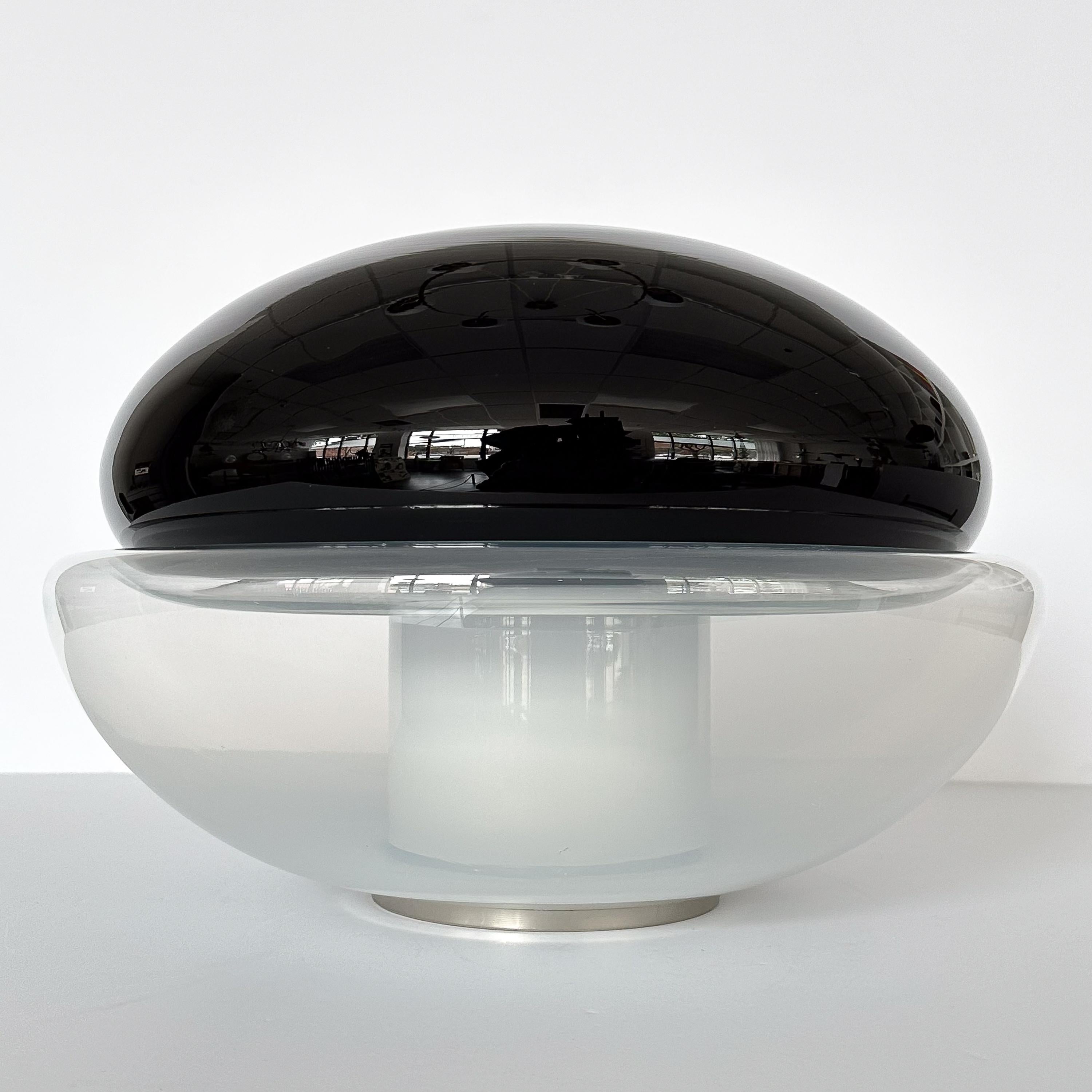 Introduisez une touche de design transcendant dans votre espace avec ces lampes de table Vistosi Model L414 