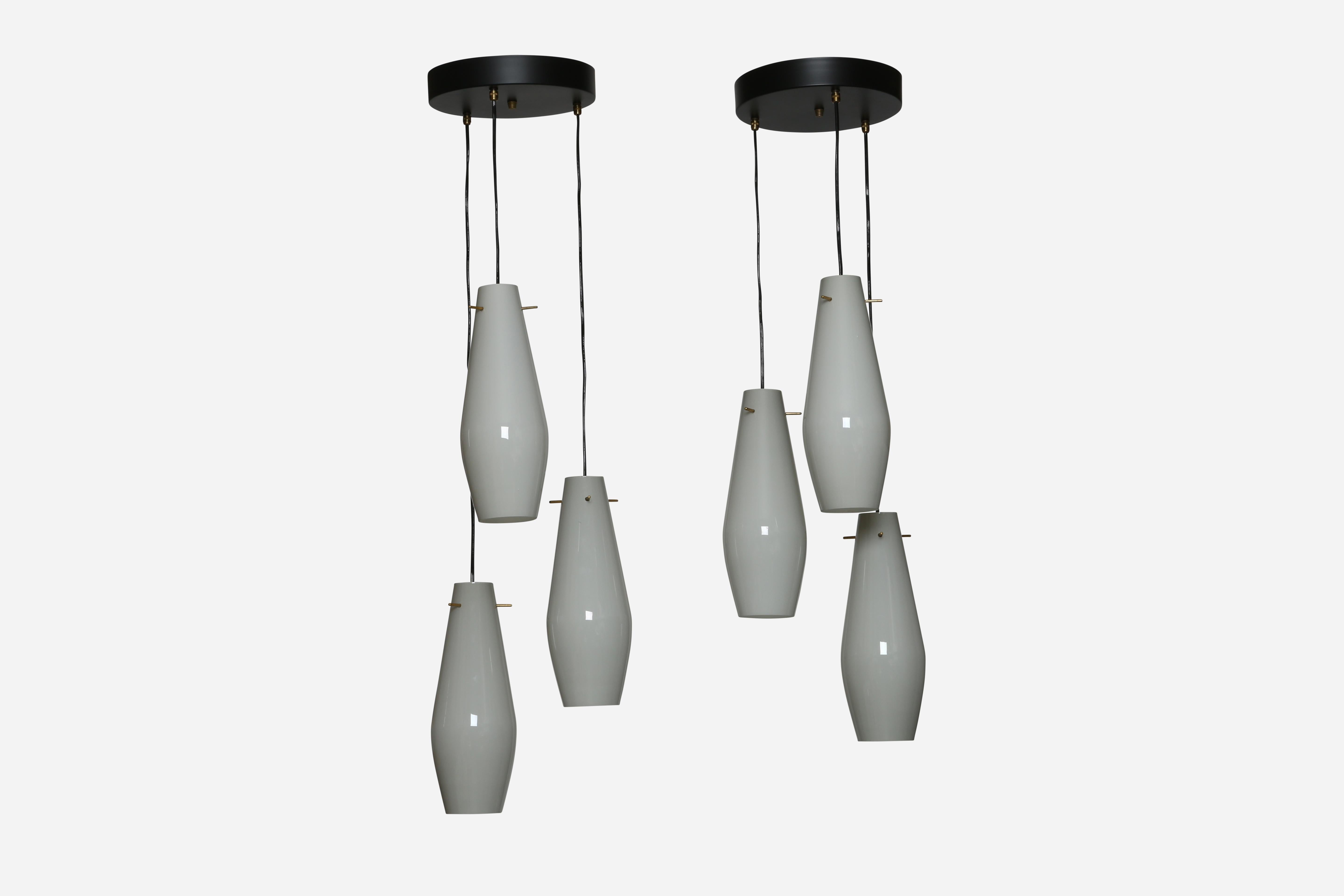 Suspensions de plafond en verre de Murano par Vistosi.
Fabriqué en Italie dans les années 1960
3 abat-jours en verre double couche, gris à l'extérieur, blanc à l'intérieur.
Le verre mesure 12 pouces de hauteur et 4,5 pouces de diamètre.
La hauteur