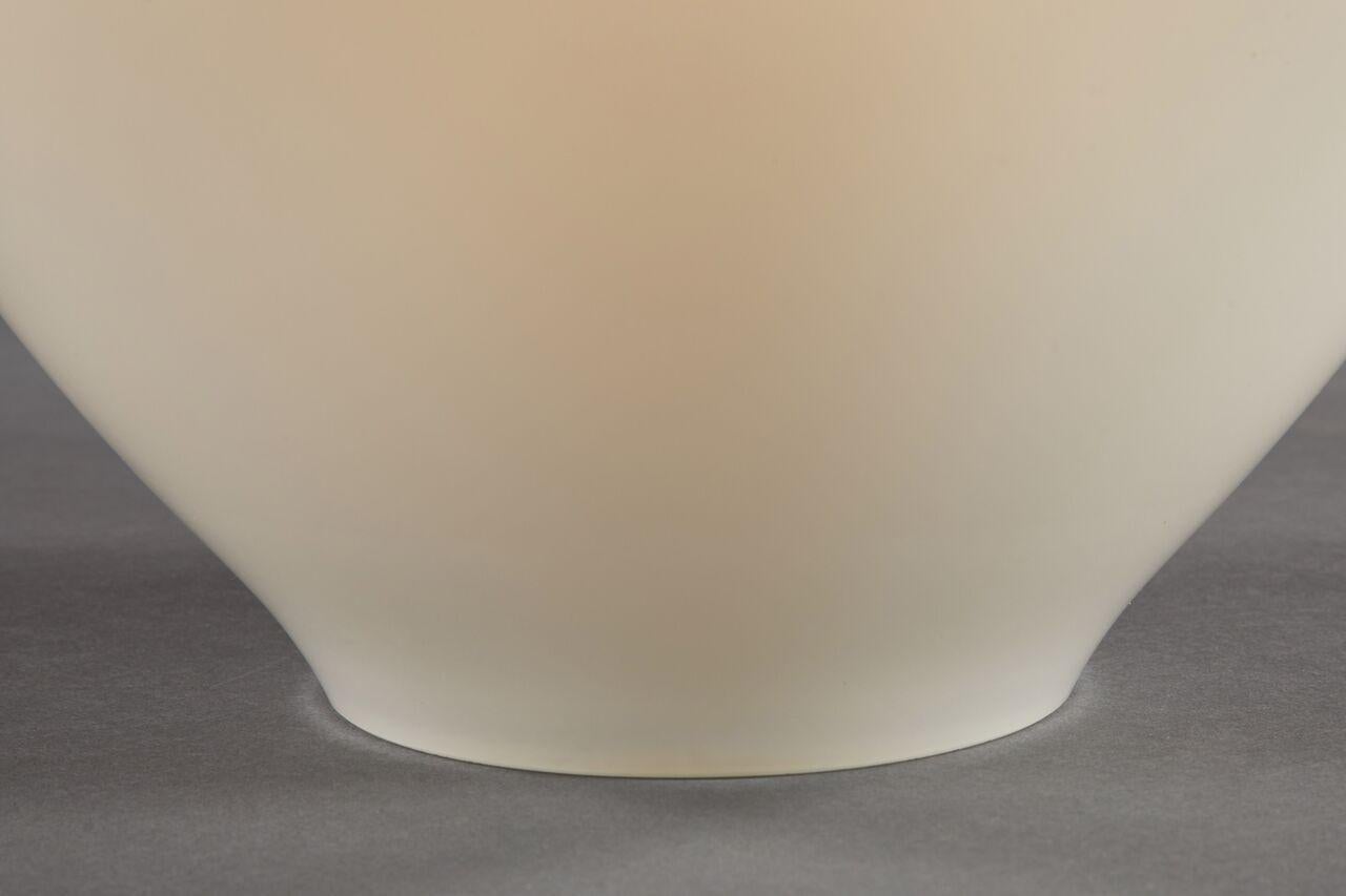 20th Century Vistosi Murano Glass Lamp in a Graceful Bowl Shape with Opaque and Amber Glass For Sale