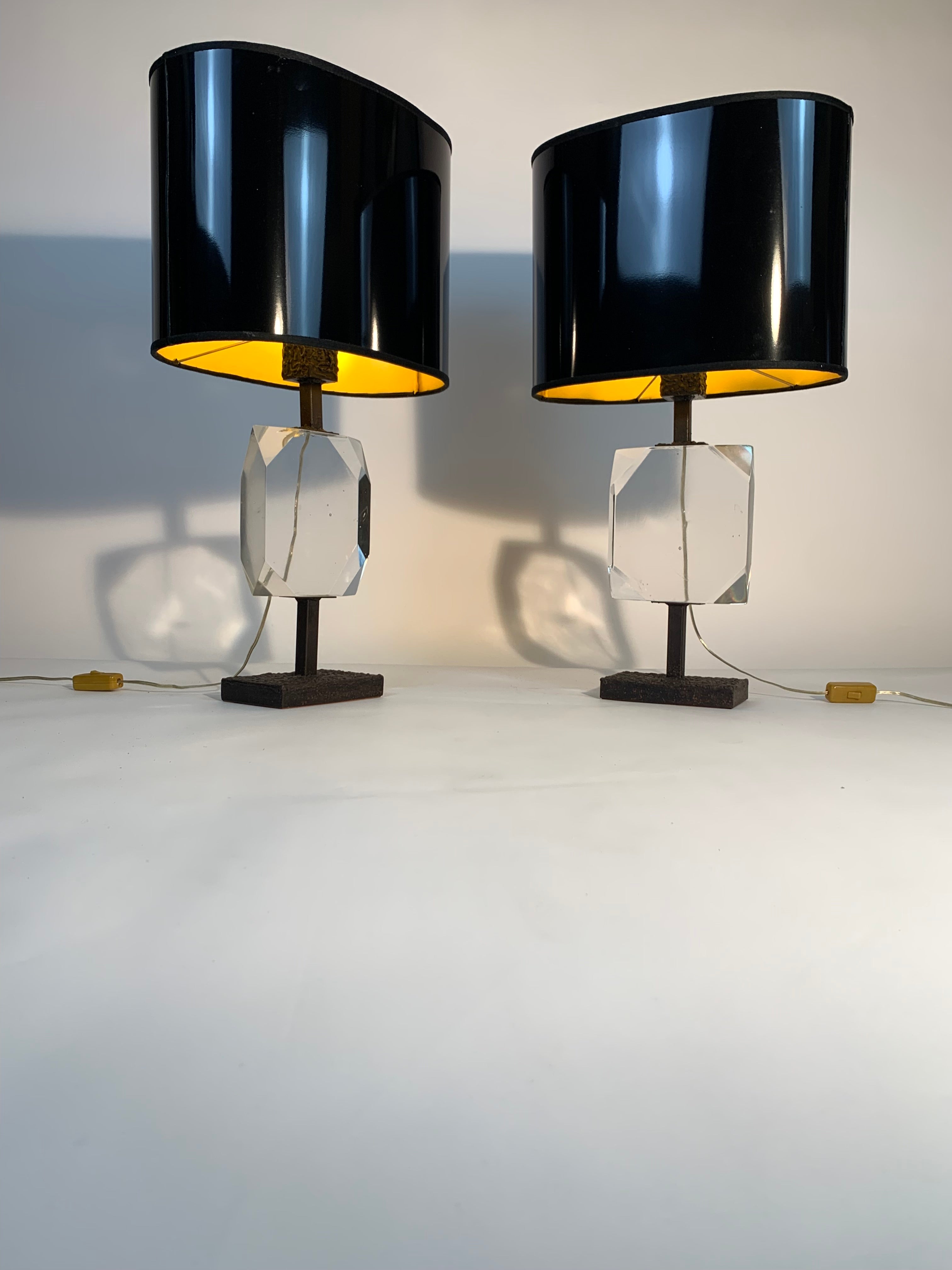 Pair of mid century lamps with transparent Murano glass blocks decorated with grindings made on the wheel with geometric motifs, the structure in patinated iron with a rough surface.
Made by the Vistosi Murano Company Manufacture and designed by