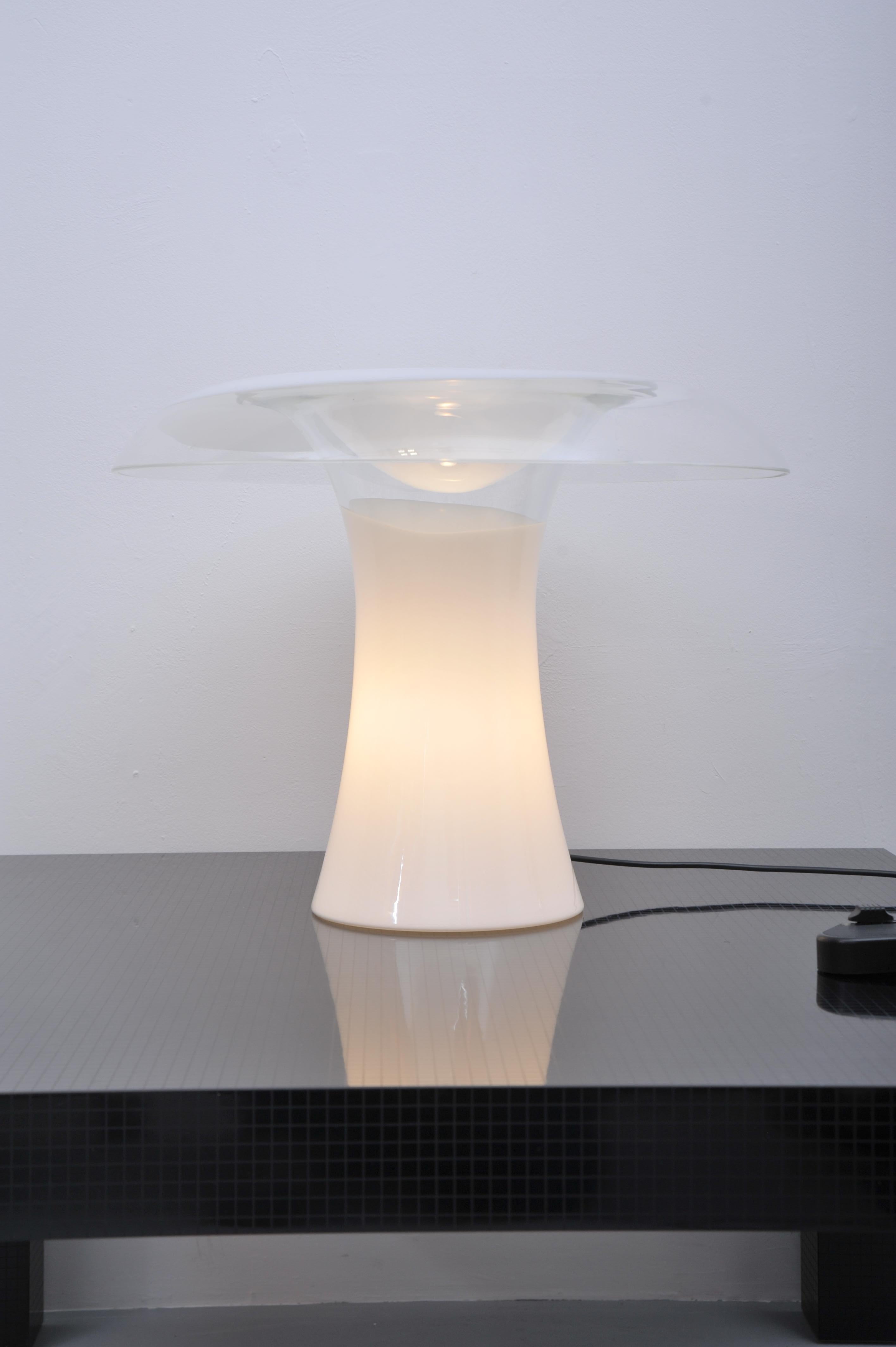 Esta elegante lámpara de mesa en forma de seta de los años setenta está a la vista.  / Murano zugeschrieben. Se compone de dos cristales de alta calidad, por lo que la abrazadera se ajusta fácilmente. La Lucha impresiona por su forma clara y el