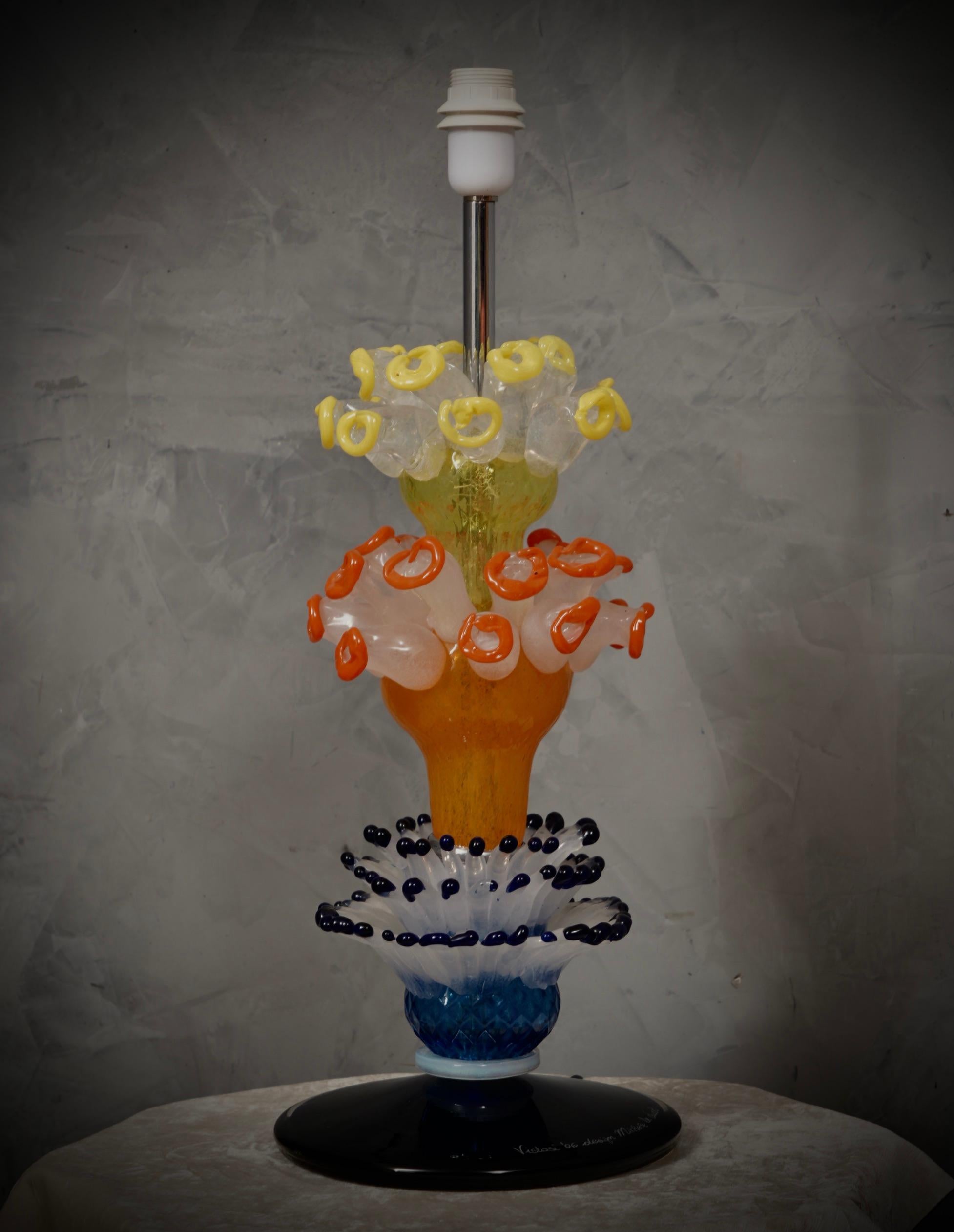 Mid-Century Modern Lampe de bureau en verre d'art de Murano orange, jaune et bleu, Vistosi, 2006 en vente