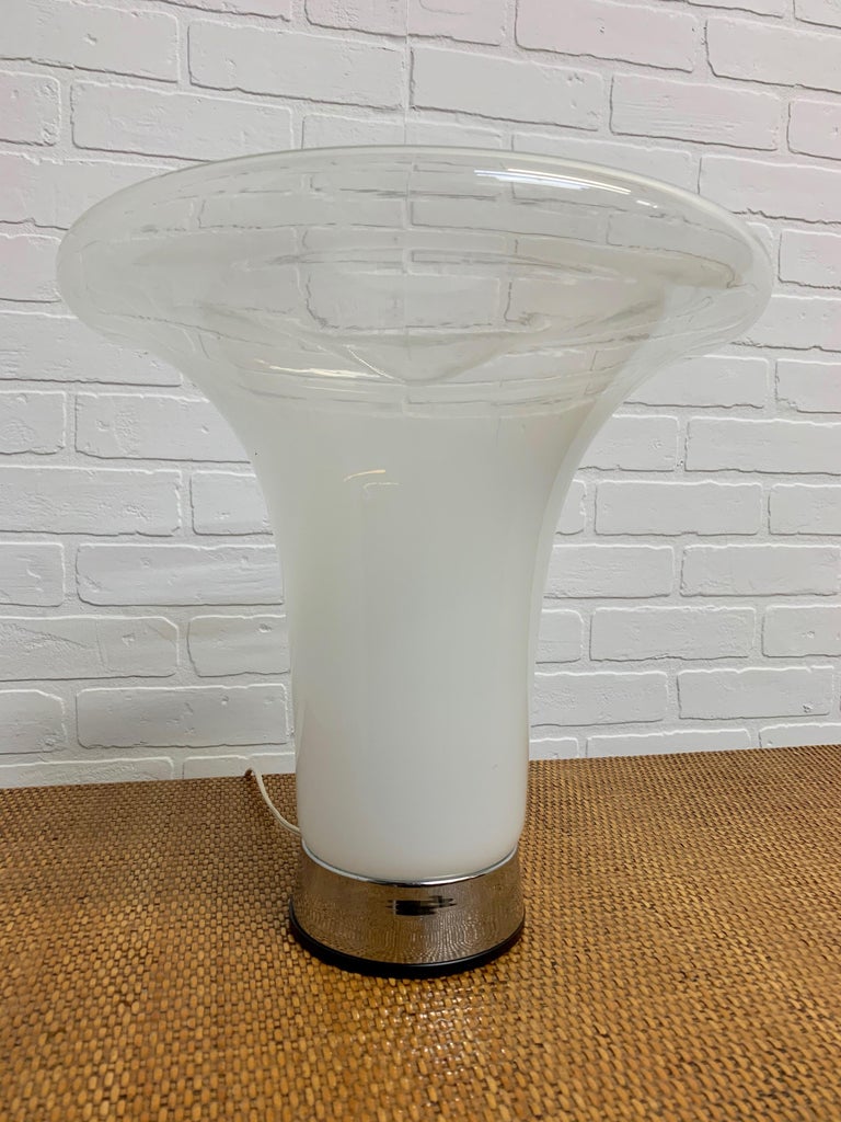 1960s Vistosi Murano tulip / trumpet shaped glass table lamp. Hand blown sculptural glass shade with a gradient of white to clear glass from bottom to top.
