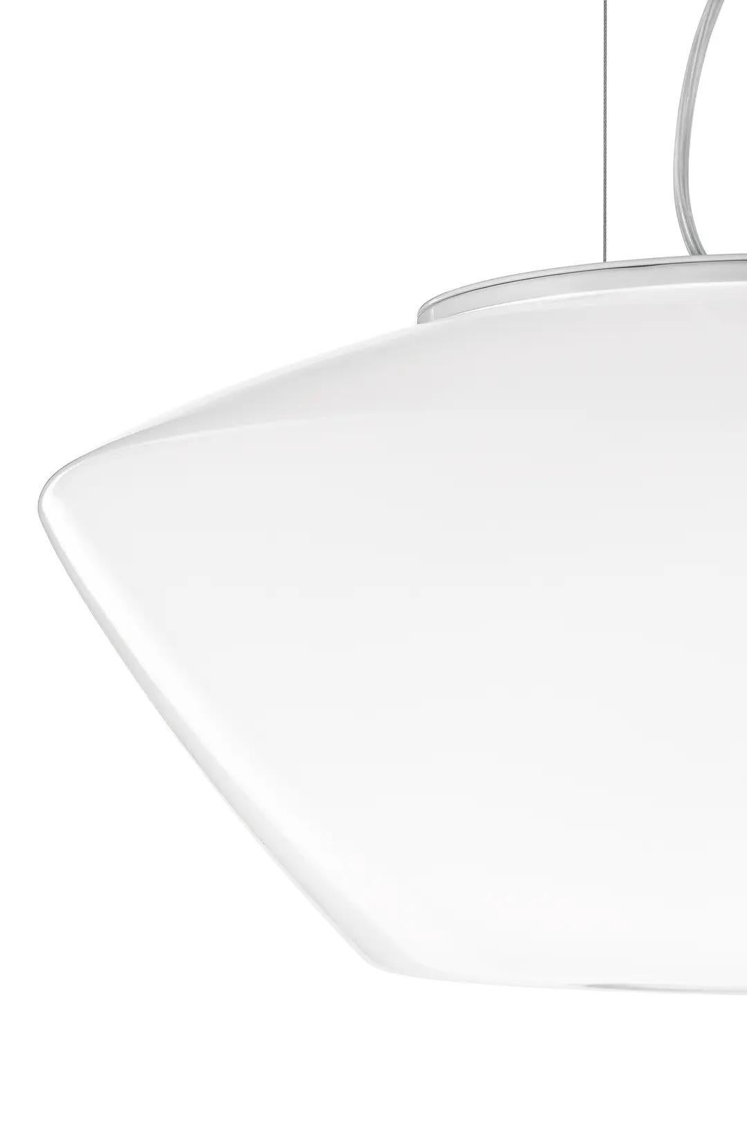 Si buscas una pieza de iluminación que llame la atención, la lámpara de techo Nebula está diseñada para impresionar. Más que una fuente de luz, es una pieza central escultural que eleva cualquier habitación. Con sus líneas limpias, curvas suaves y