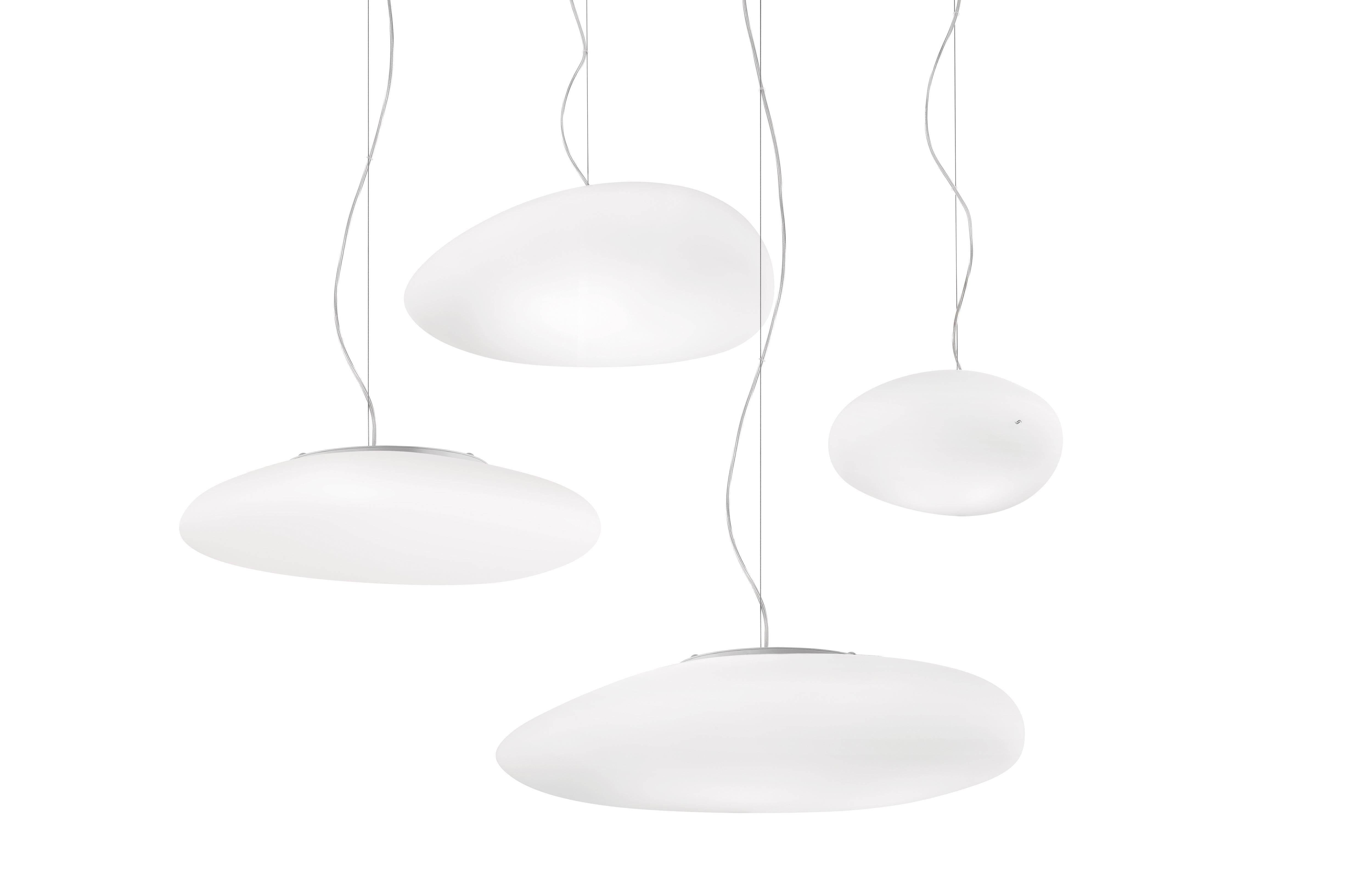 Il design di questa collezione si ispira all'effetto che l'acqua e il vento producono su una pietra. La versatilità di questa lampada, ideale per qualsiasi tipo di decorazione, deriva da una forma riconoscibile e semplice.

Fonte di luce:
LED