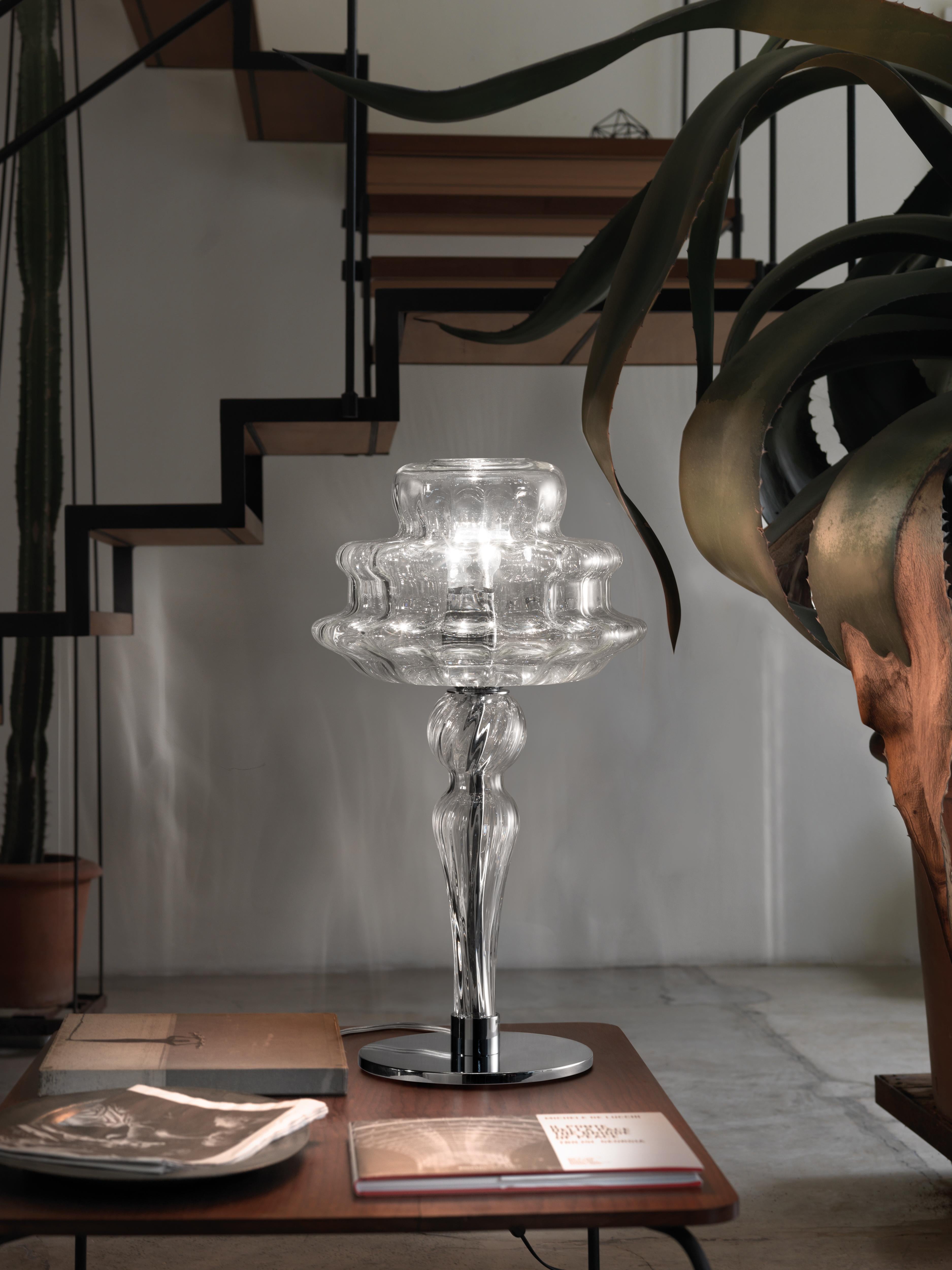 La idea de la colección Novecento es reducir la tradicional araña de Murano a su elemento más reconocible, su perfil. Esta forma se reconstruye después en un contorno de cristal de 360º, que mantiene las mismas características del diseño original y,