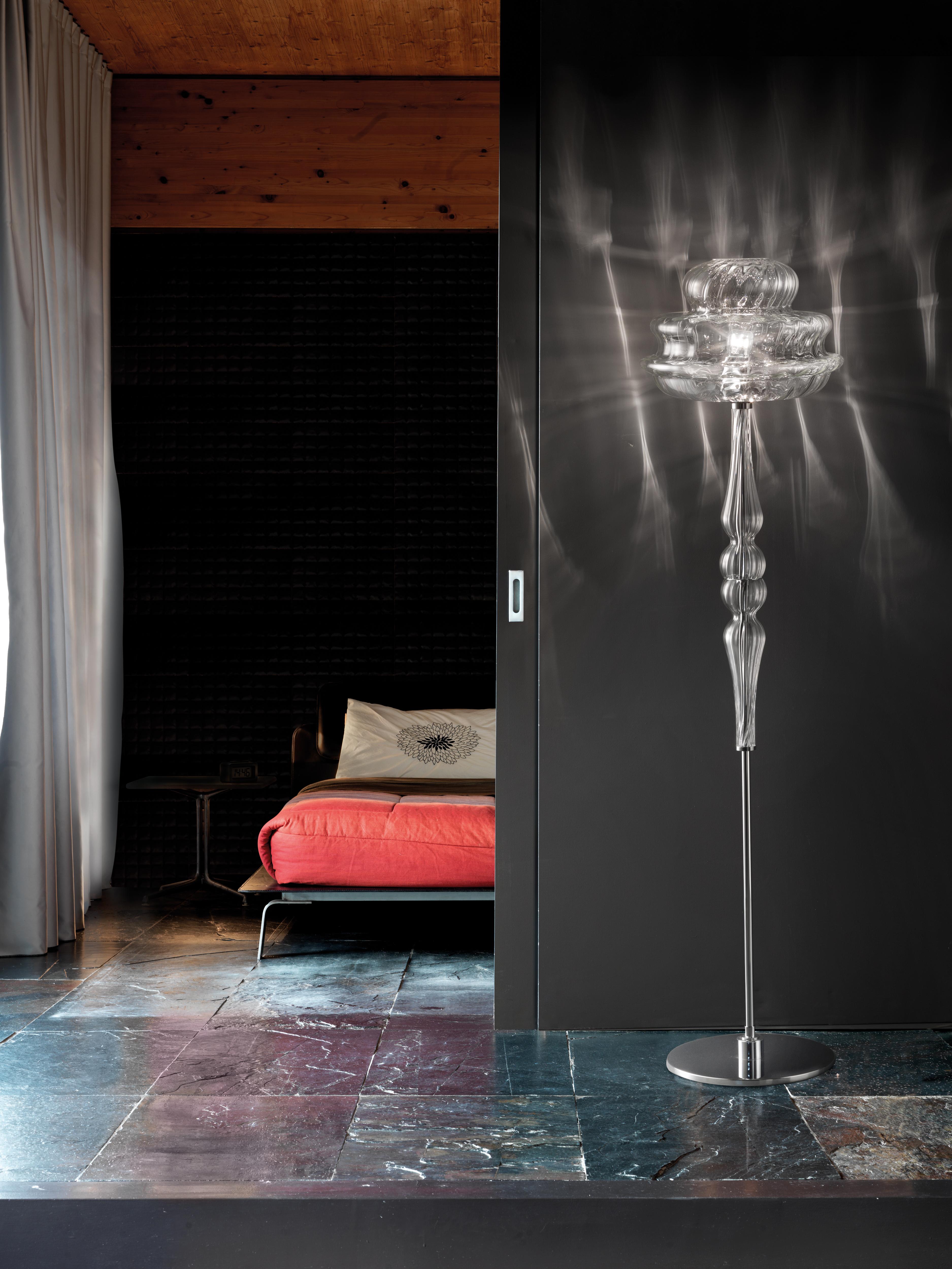 The idea behind the collection Novecento is to reduce the traditional Murano chandelier to its most recognizable element, its profile. This shape is then reconstructed in a 360º glass outline, which keeps the same characteristics of the original