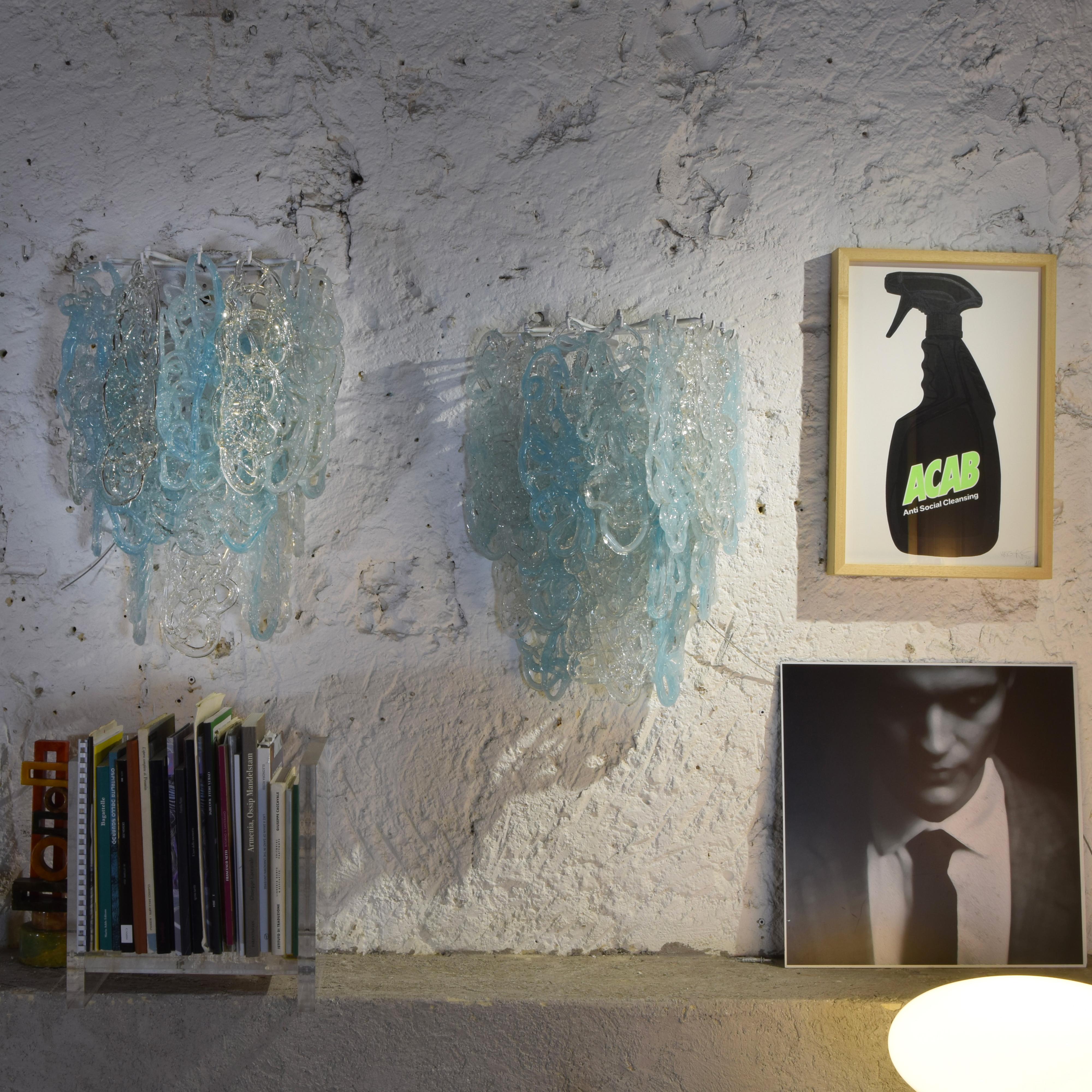 Pair of sculptural wall lamps by Vistosi from the 1960s, each composed of fifteen blown Murano glass pieces reminiscent of a spider’s web.
Vistosi’s international success is closely linked to his collaborations with some of the greatest Italian and