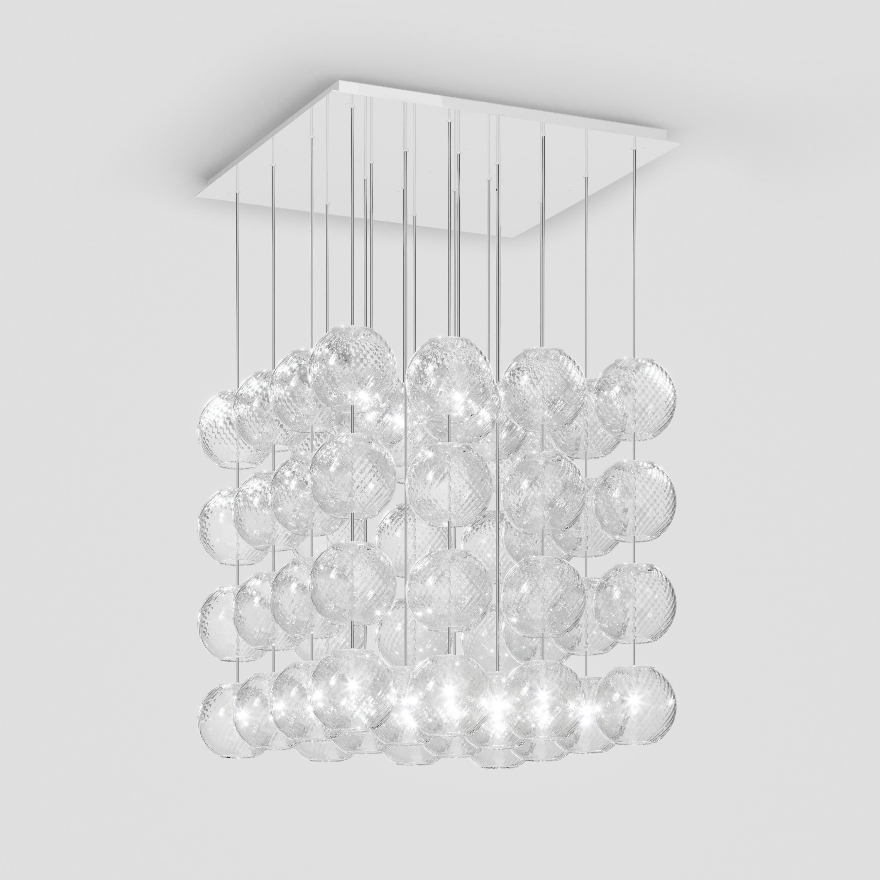 Elementi sferici in vetro soffiato disponibili in tre dimensioni e quattro colori rigadin, con e senza fonte di illuminazione. Il design speciale consente l'installazione verticale di diversi elementi in vetro e infinite combinazioni