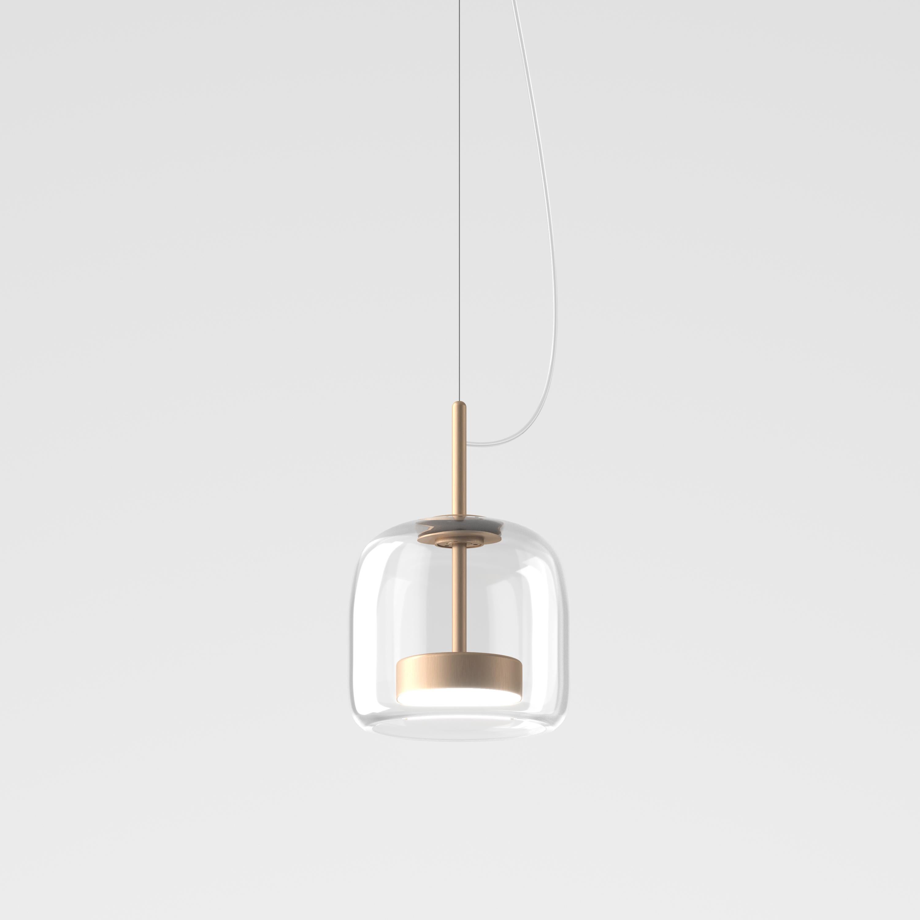 L'aspect élégant et délicat du verre soufflé trouve une nouvelle dimension dans Jube. Deux unités de verre placées côte à côte, si parfaitement assemblées qu'elles ont l'air d'une pièce unique. Une lampe sinueuse, dont les couleurs ton sur ton lui