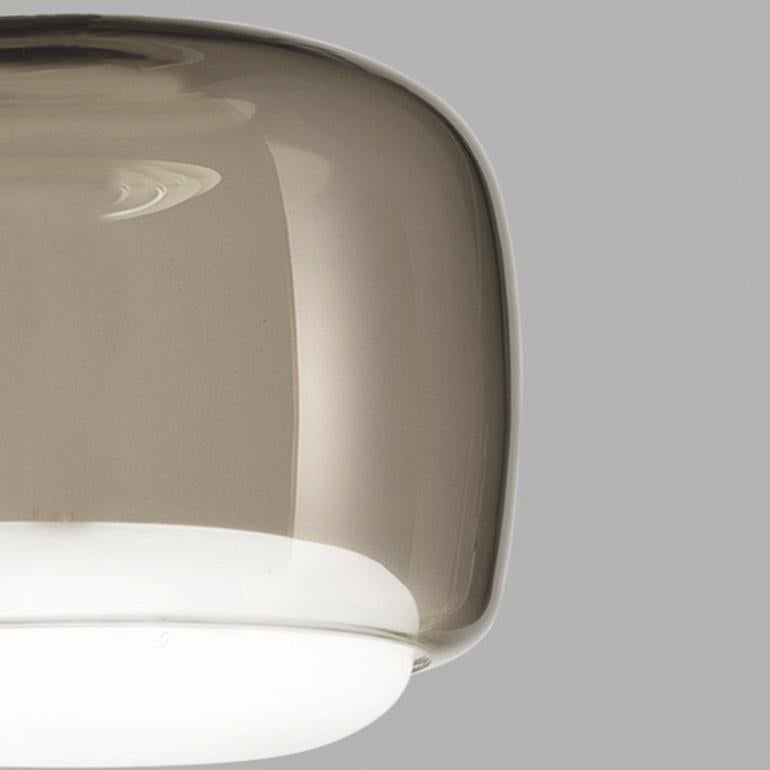 italien Lampe à suspension Vistosi en verre blanc fumé et finition dorée mate en vente