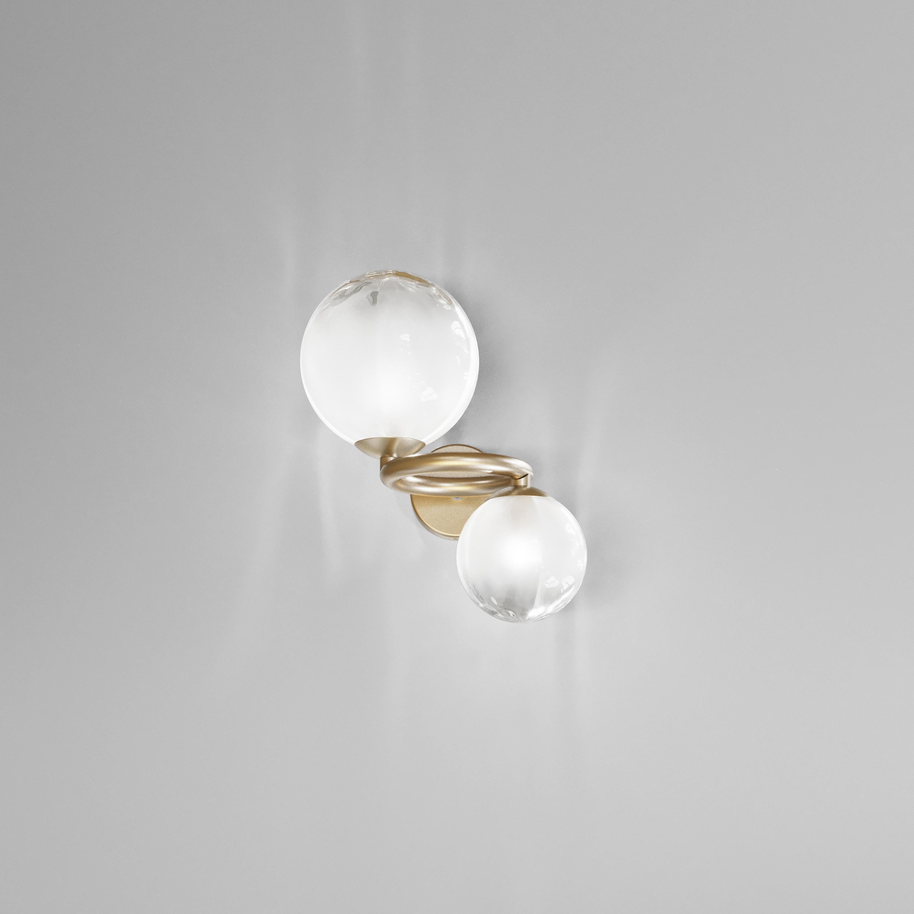 Moderne Applique Vistosi en verre de forme blanche et cadre en or mat en vente
