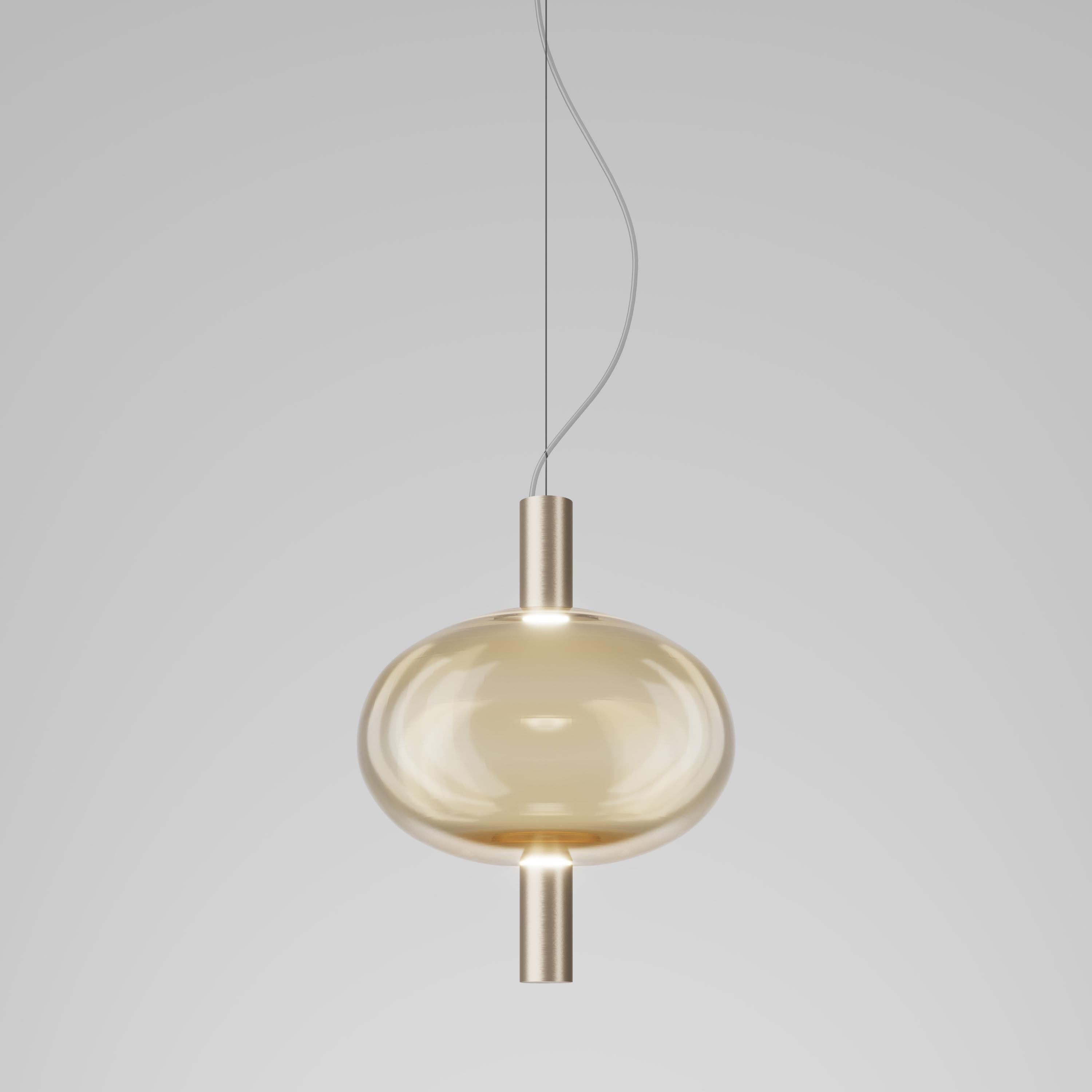 Nella collezione Riflesso la semplicità e la leggerezza del vetro diventano le caratteristiche principali con tre diverse forme sinuose. Le sagome del diffusore sono esaltate dalla sorgente luminosa a LED.

Specifiche:
Materiale: Vetro
Sorgente