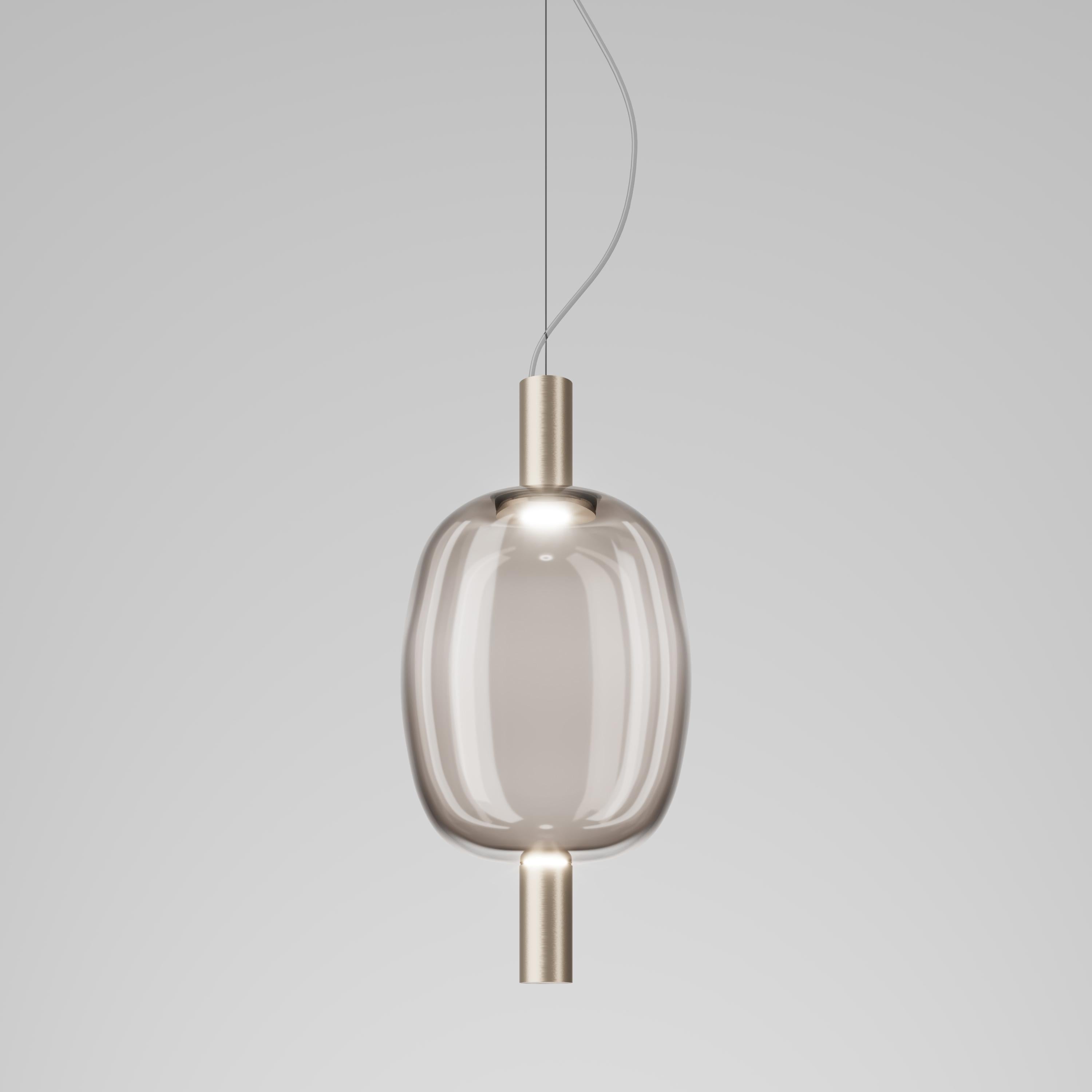 Bei der Collection'S Riflesso stehen die Schlichtheit und die Leichtigkeit des Glases im Vordergrund, mit drei verschiedenen gewundenen Formen. Die Silhouetten des Diffusors werden durch die LED-Lichtquelle verstärkt.

Spezifikationen:
MATERIAL: