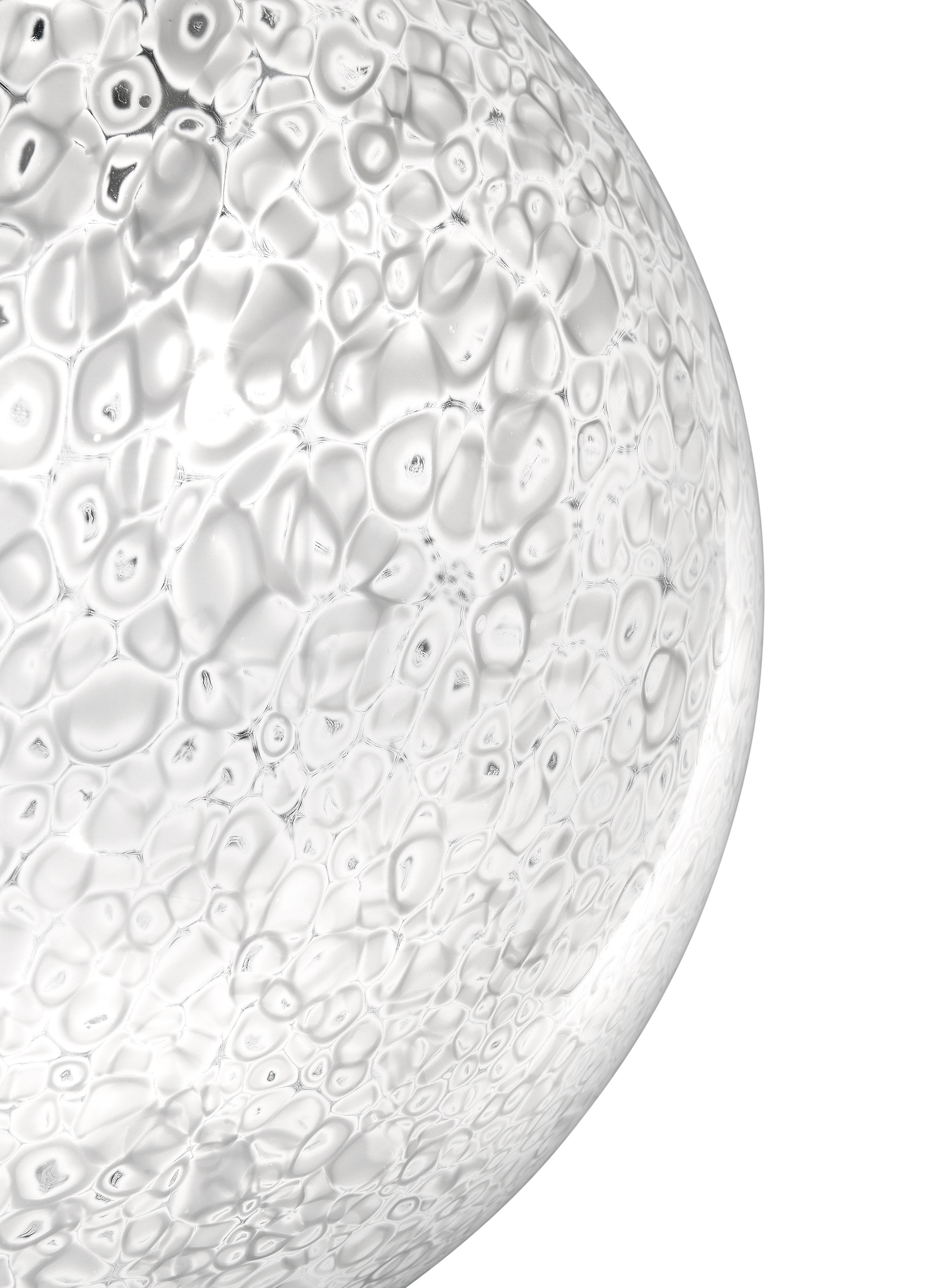 Rina is inspired by the dandelion, of which it recalls the pappus, thanks to the light texture of the surface, made with the traditional technique of murrine. It is available in different sizes that can be combined in a wide range of