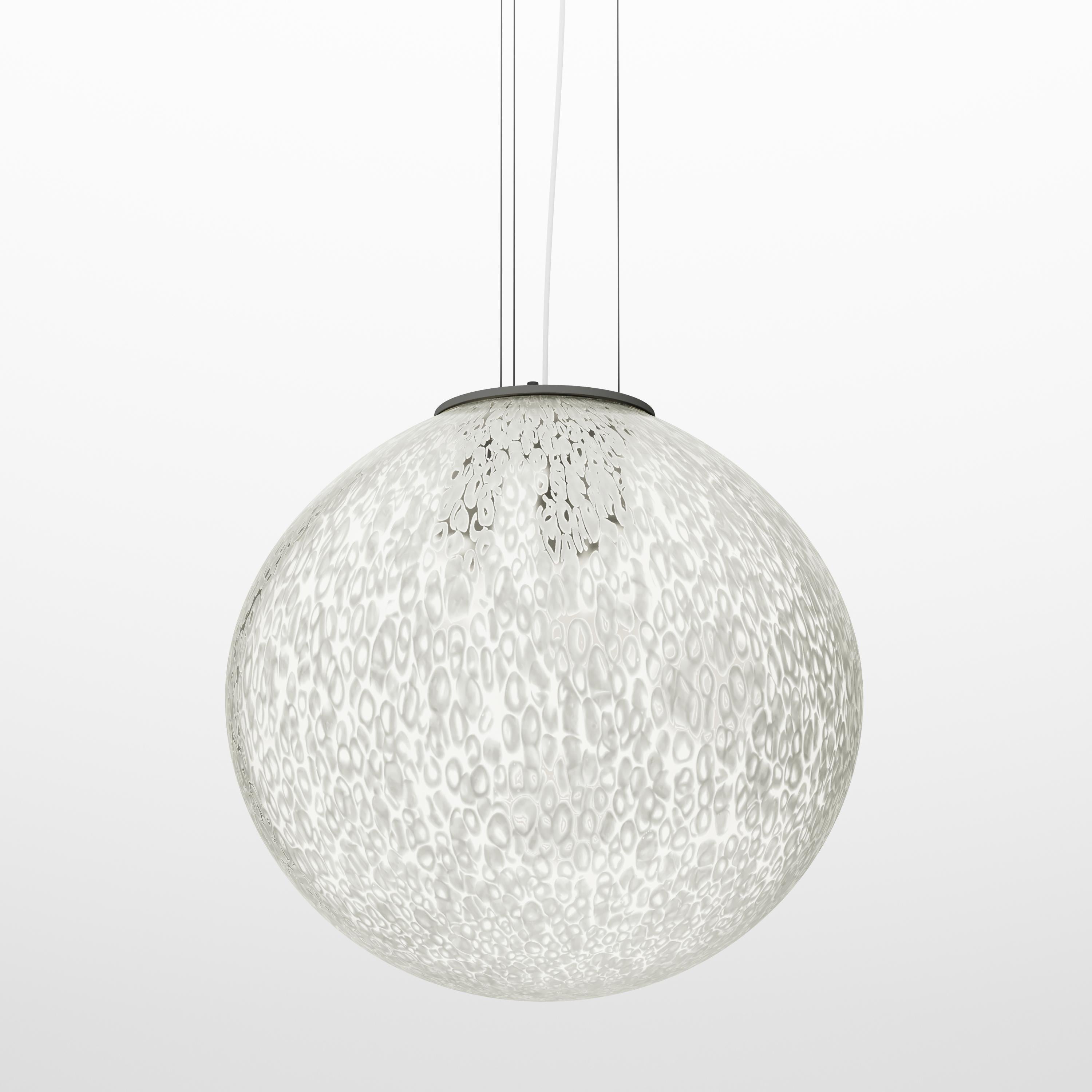 Rina is inspired by the dandelion, of which it recalls the pappus, thanks to the light texture of the surface, made with the traditional technique of murrine. It is available in different sizes that can be combined in a wide range of