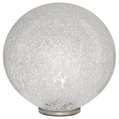 Vistosi Rina-Tischlampe aus weißem Murrina-Glas und satiniertem Nickelrahmen