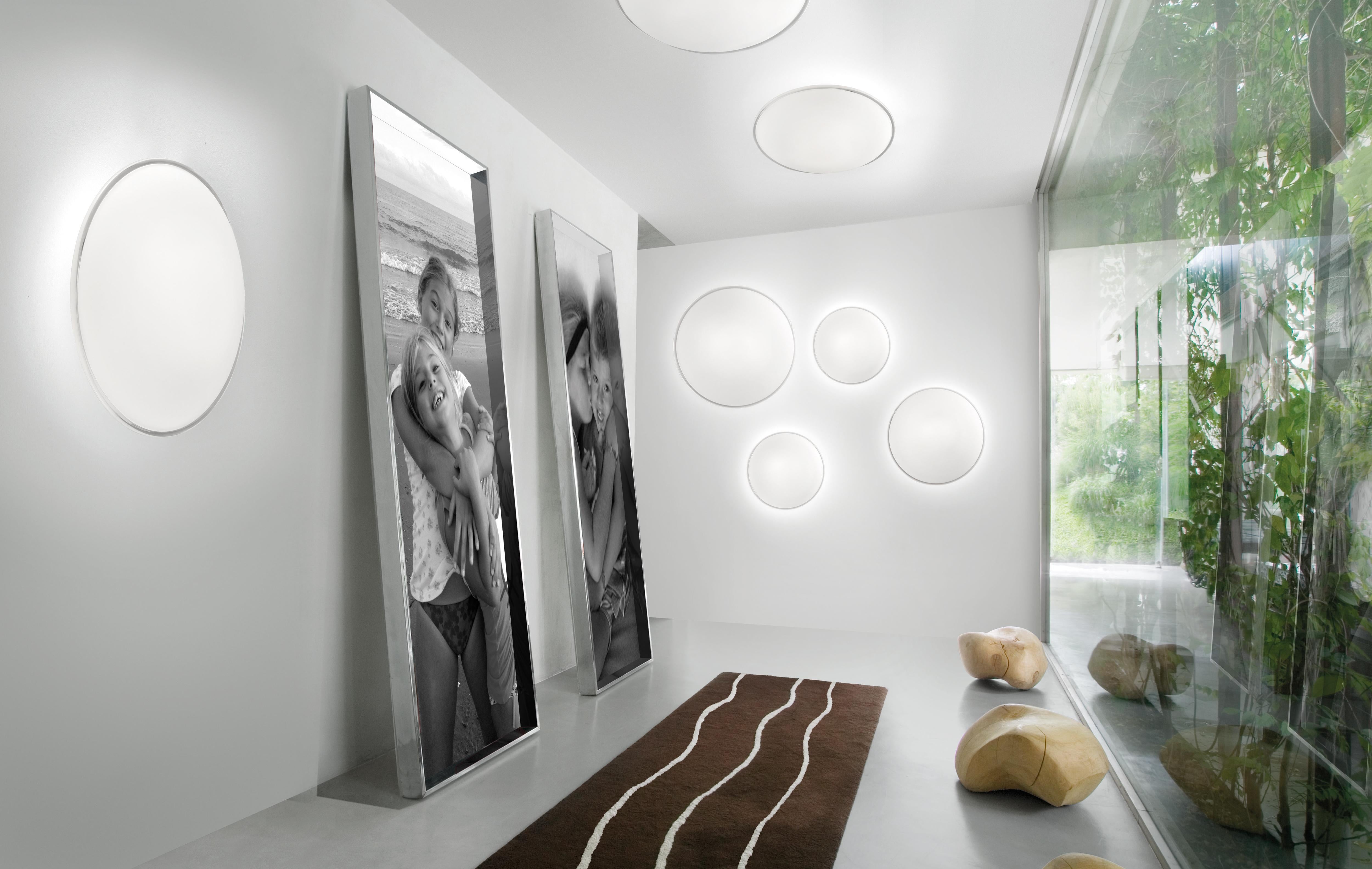 A fixture that can be used as ceiling wall. Available in three sizes, with a close lenticular shape made of matte white glass with a crystal or topaz 'morrisa' rim. 

Light source: LED 12.5W 25V 1650 Lumens 3000 K - Dimmable.