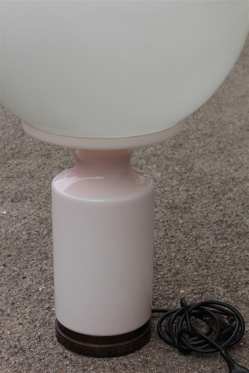Mid-20th Century Vistosi Style Table Lamp Italian Design Murano Glass Ball White Pink Brass For Sale