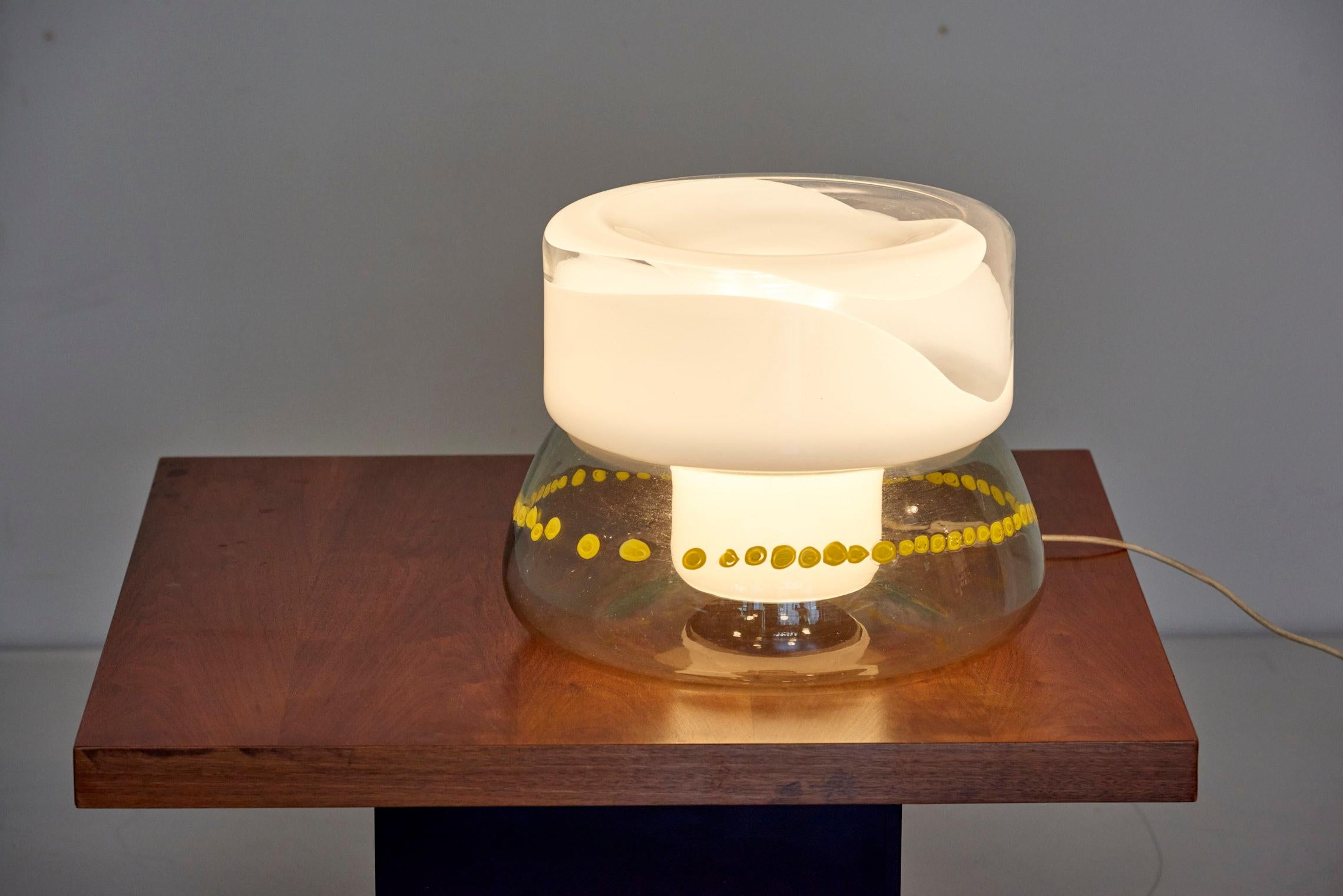 Lampe de table Vistosi, Italie - années 1960
Réalisé en verre de Murano blanc, jaune et transparent.
1x ampoule E27.