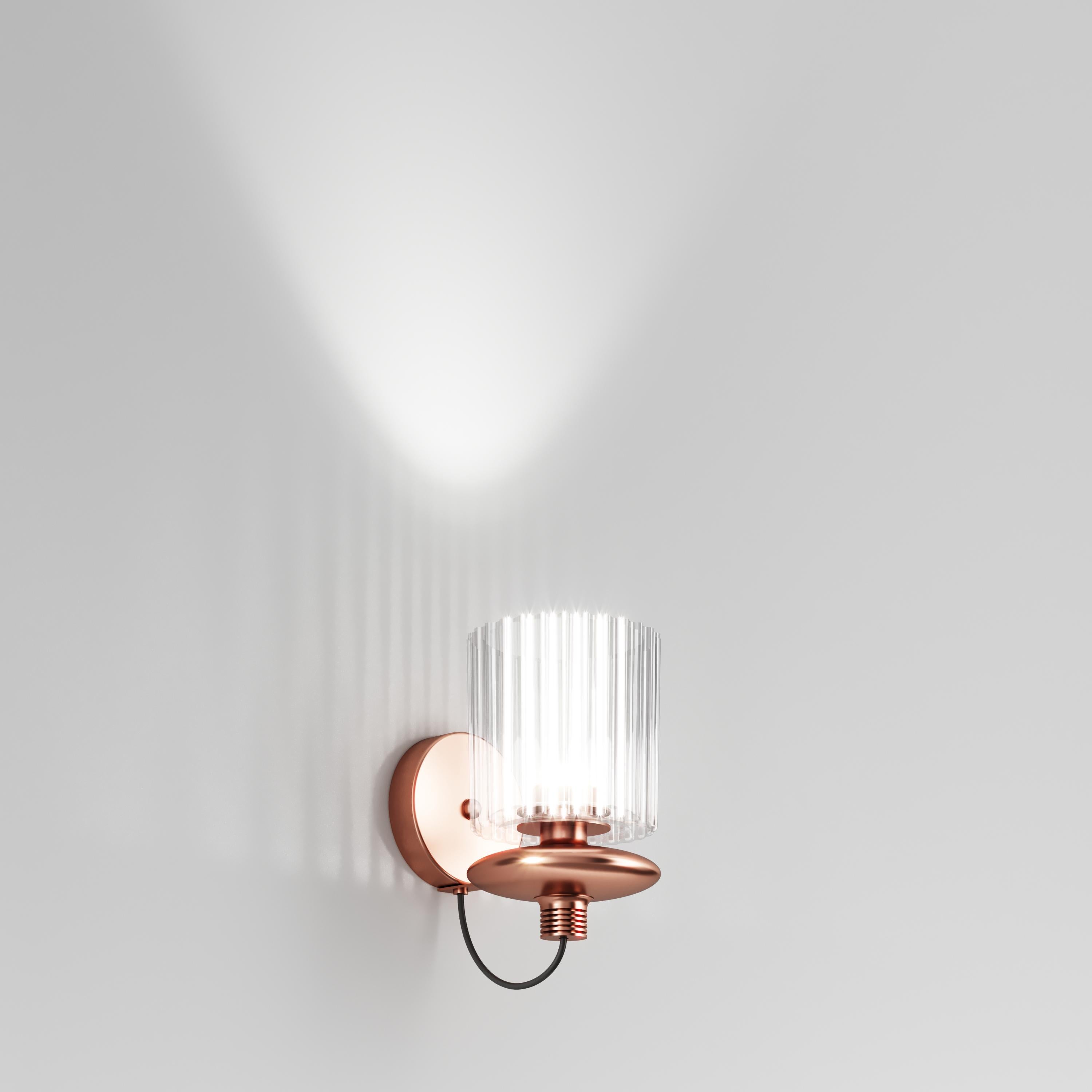 The “technicity” of the metal element combined with the blown glass diffuser gives Tread an “industrial” style. An object reminiscent of vintage electrical equipment for its particular shape, in which the finned heat sink, combined with blown glass,
