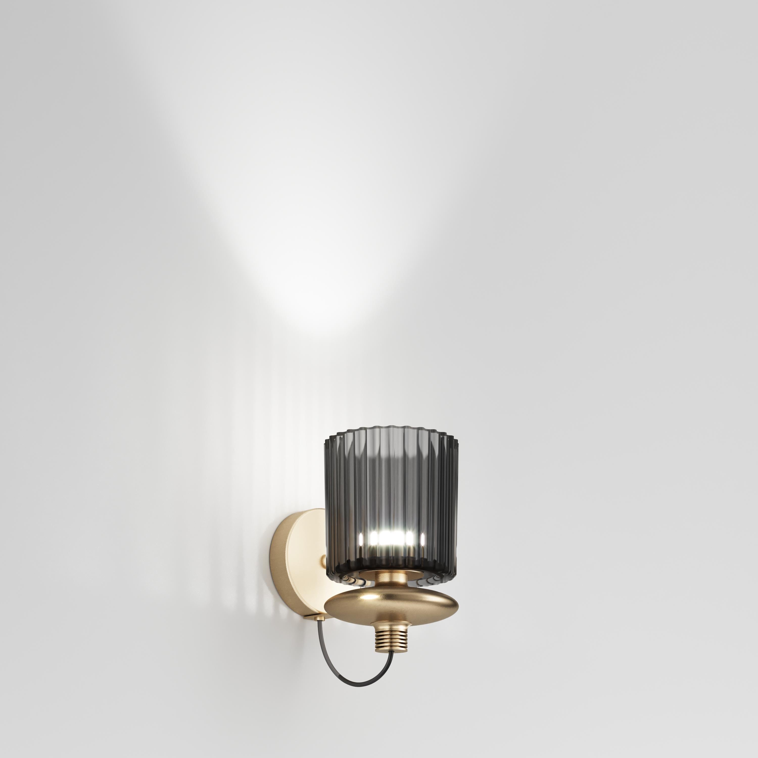 The “technicity” of the metal element combined with the blown glass diffuser gives Tread an “industrial” style. An object reminiscent of vintage electrical equipment for its particular shape, in which the finned heat sink, combined with blown glass,