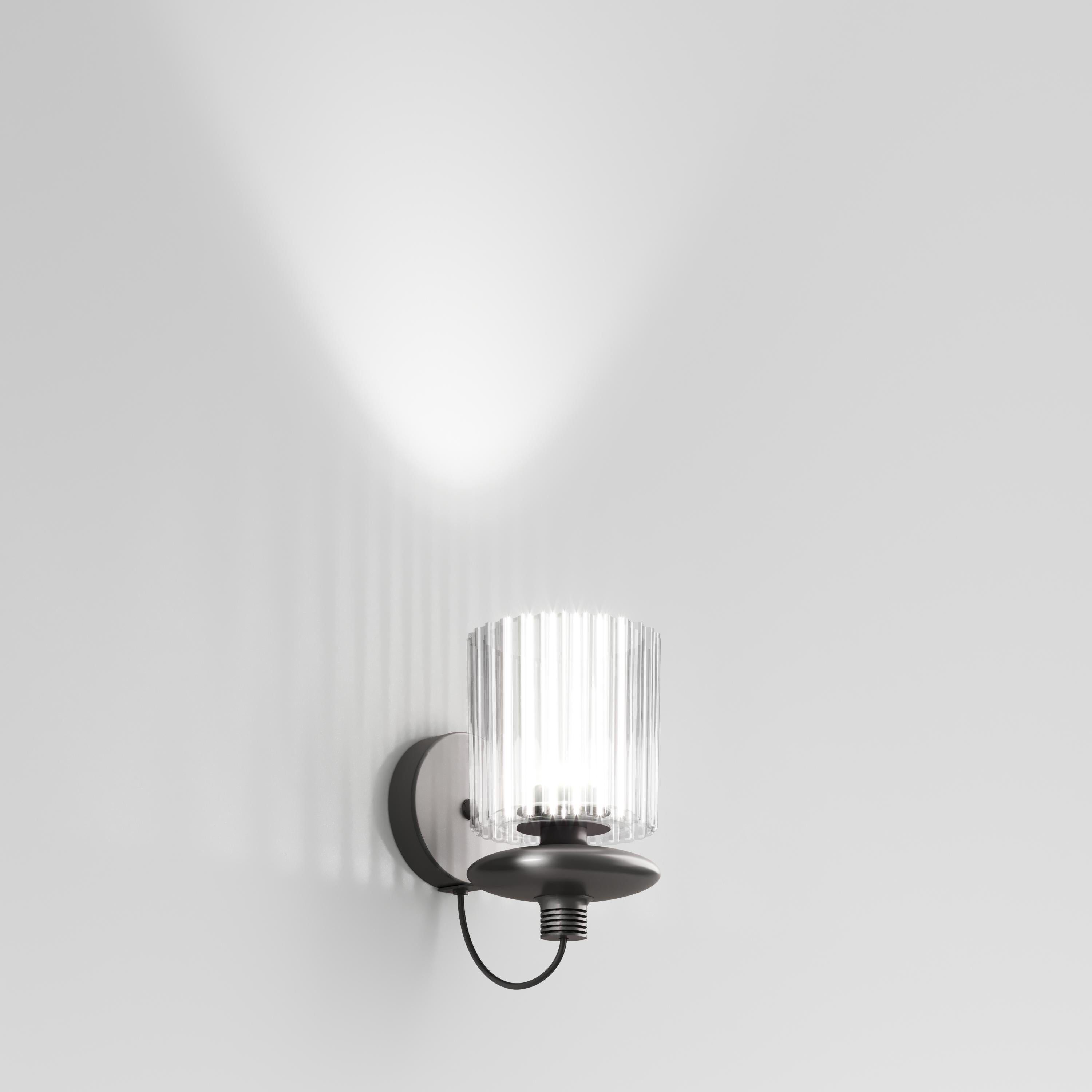 The “technicity” of the metal element combined with the blown glass diffuser gives Tread an “industrial” style. An object reminiscent of vintage electrical equipment for its particular shape, in which the finned heat sink, combined with blown glass,