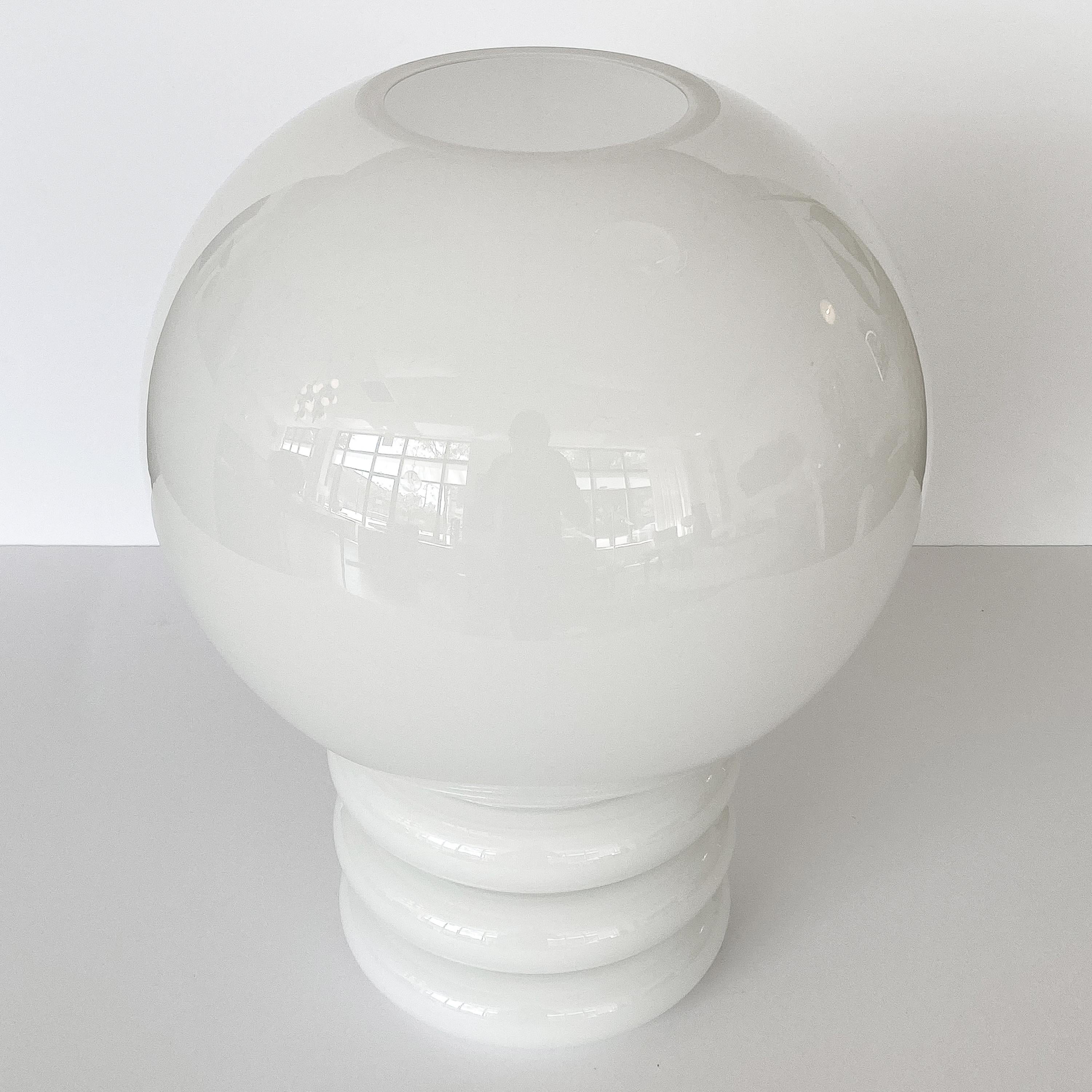 Vistosi White Cased Glass Sculptural Table Lamp In Excellent Condition In Chicago, IL