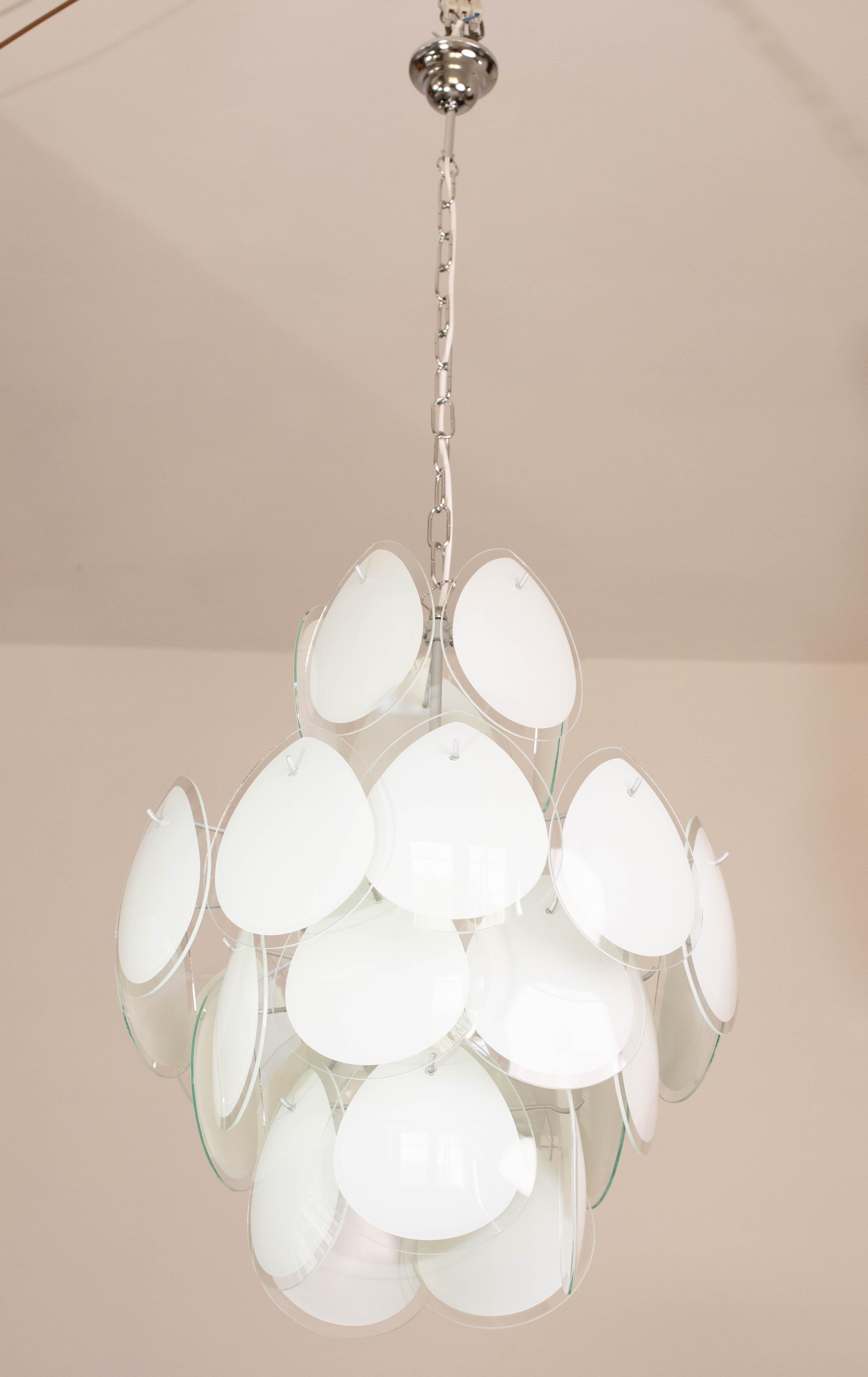 Européen Lustre à disques en forme de gouttes en verre blanc de Murano, Italie, 1970 en vente