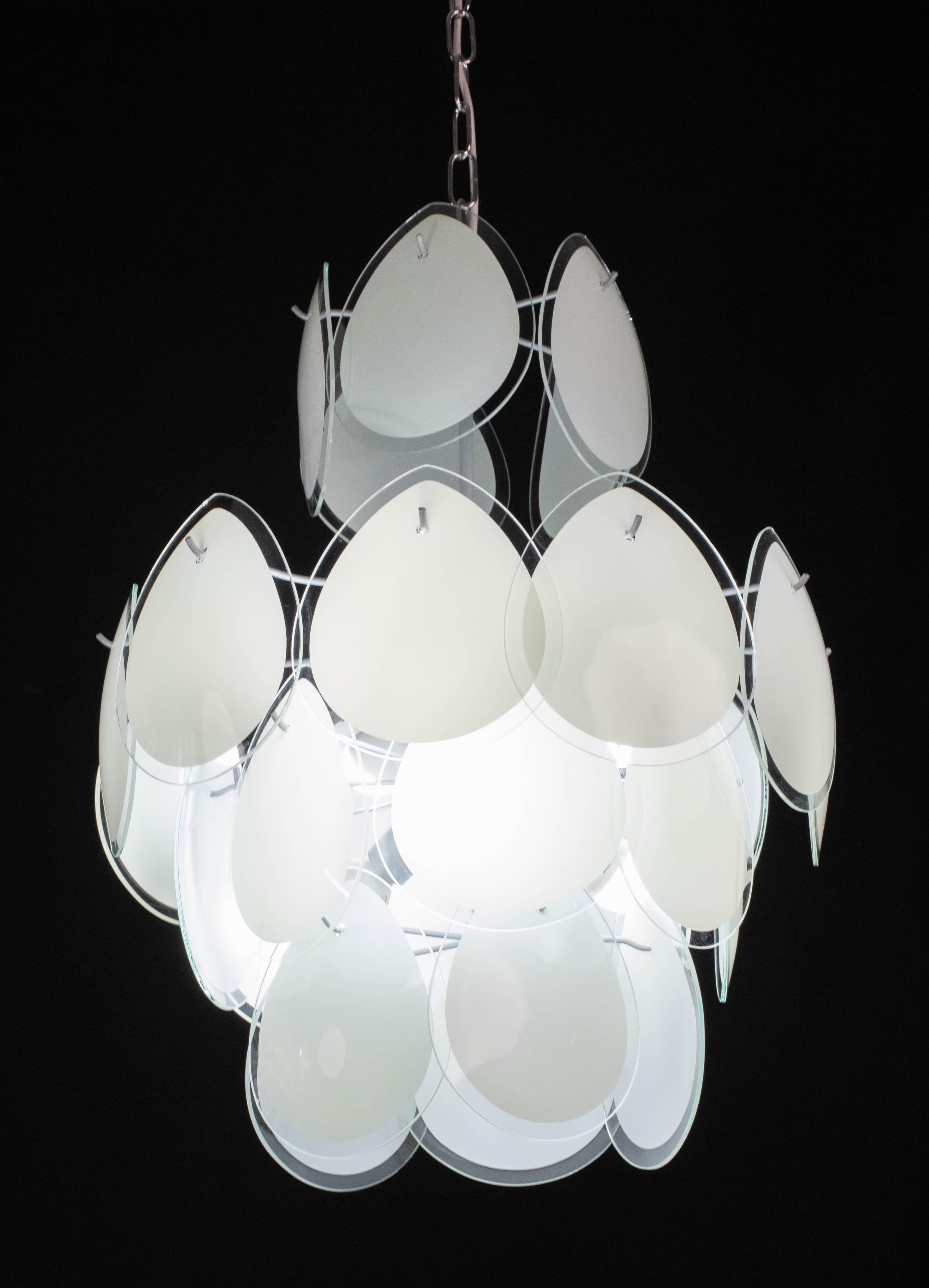 Fin du 20e siècle Lustre à disques en forme de gouttes en verre blanc de Murano, Italie, 1970 en vente