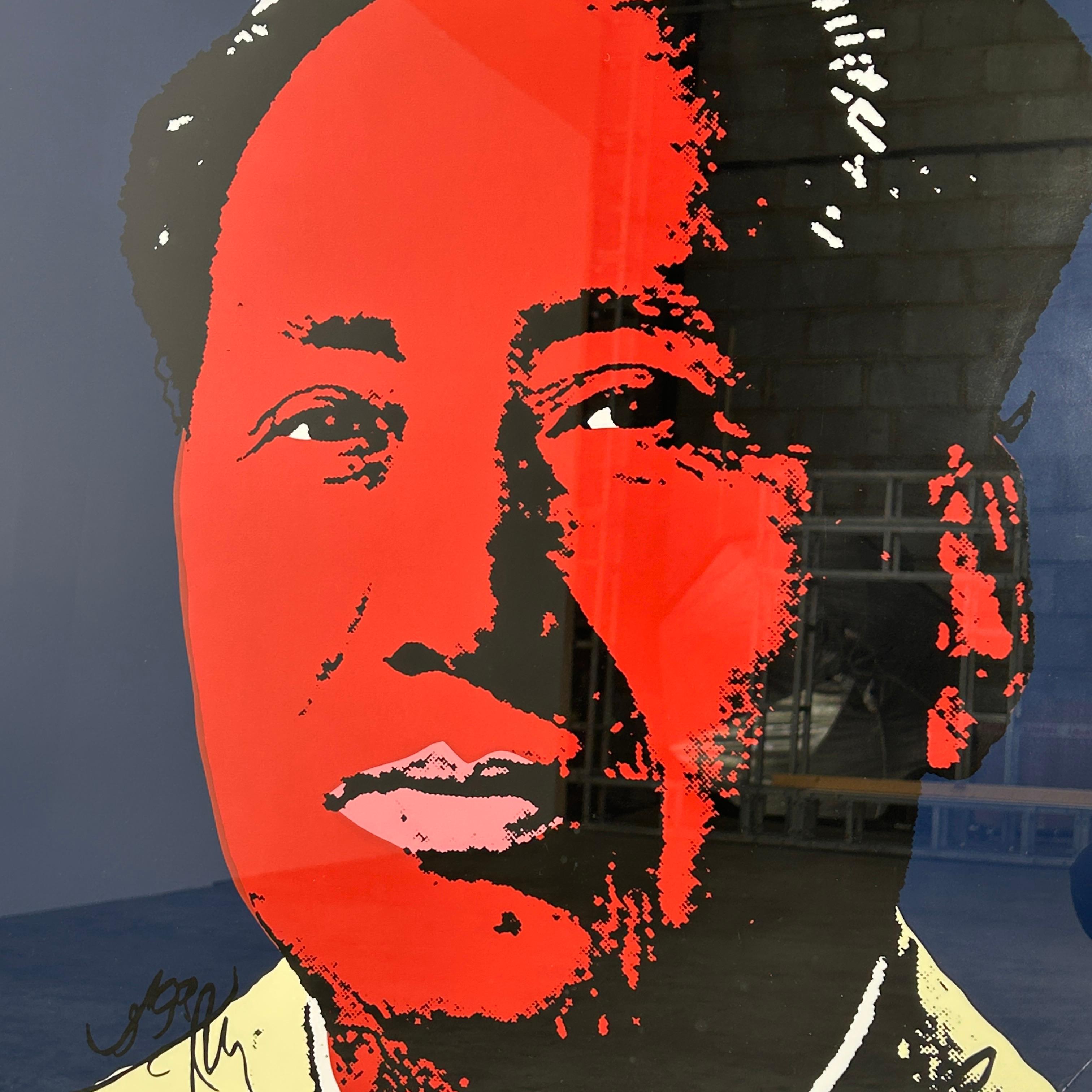 Dieses auffällige Werk aus Warhols provokativer Mao-Serie von 1972 ist ein Lithodruck, der die für den Künstler typische Spannung zwischen Berühmtheit und Politik deutlich macht. Warhols Darstellung des chinesischen Führers in gesättigten Farben und