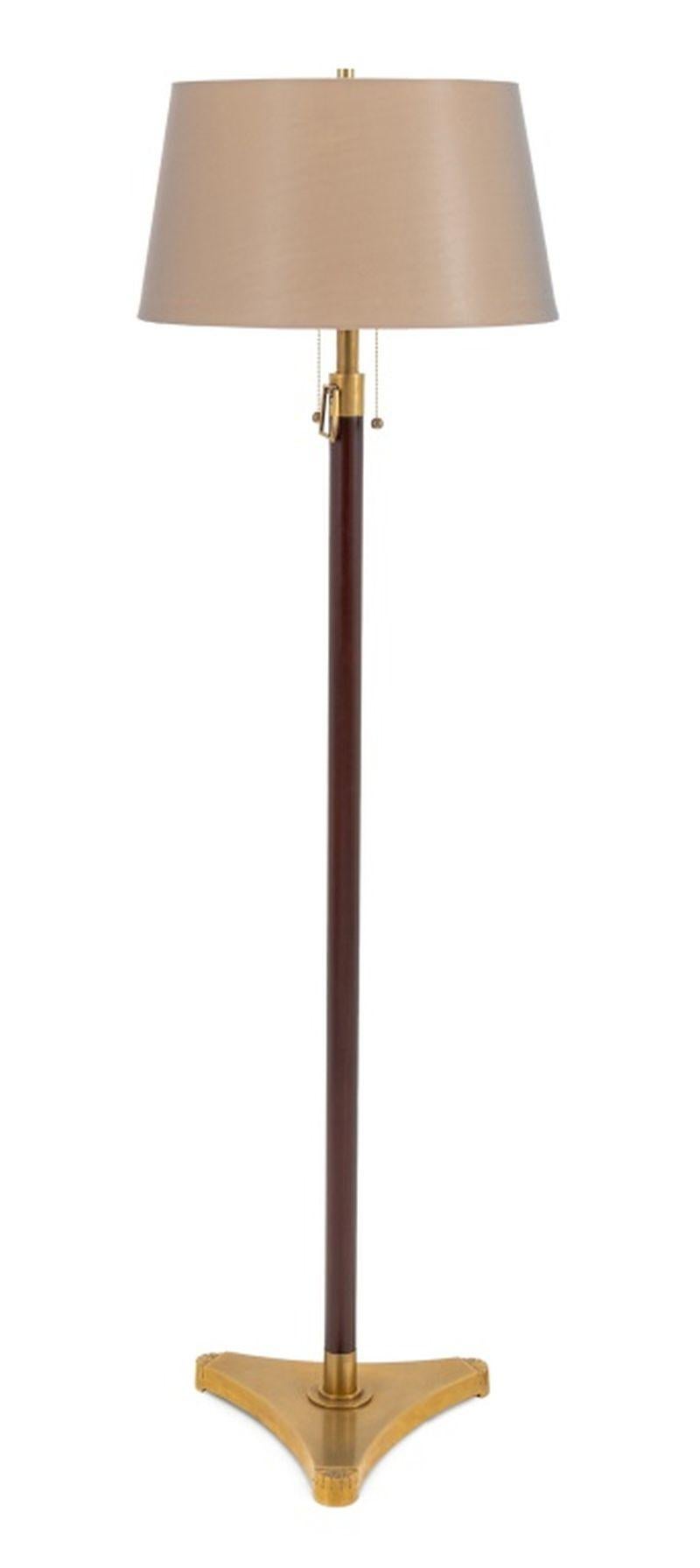 Lampada da terra in ottone e pelle marrone di Visual Comfort & Co. con supporto centrale regolabile, su base a treppiede con motivo a forma di conchiglia, marcata 
