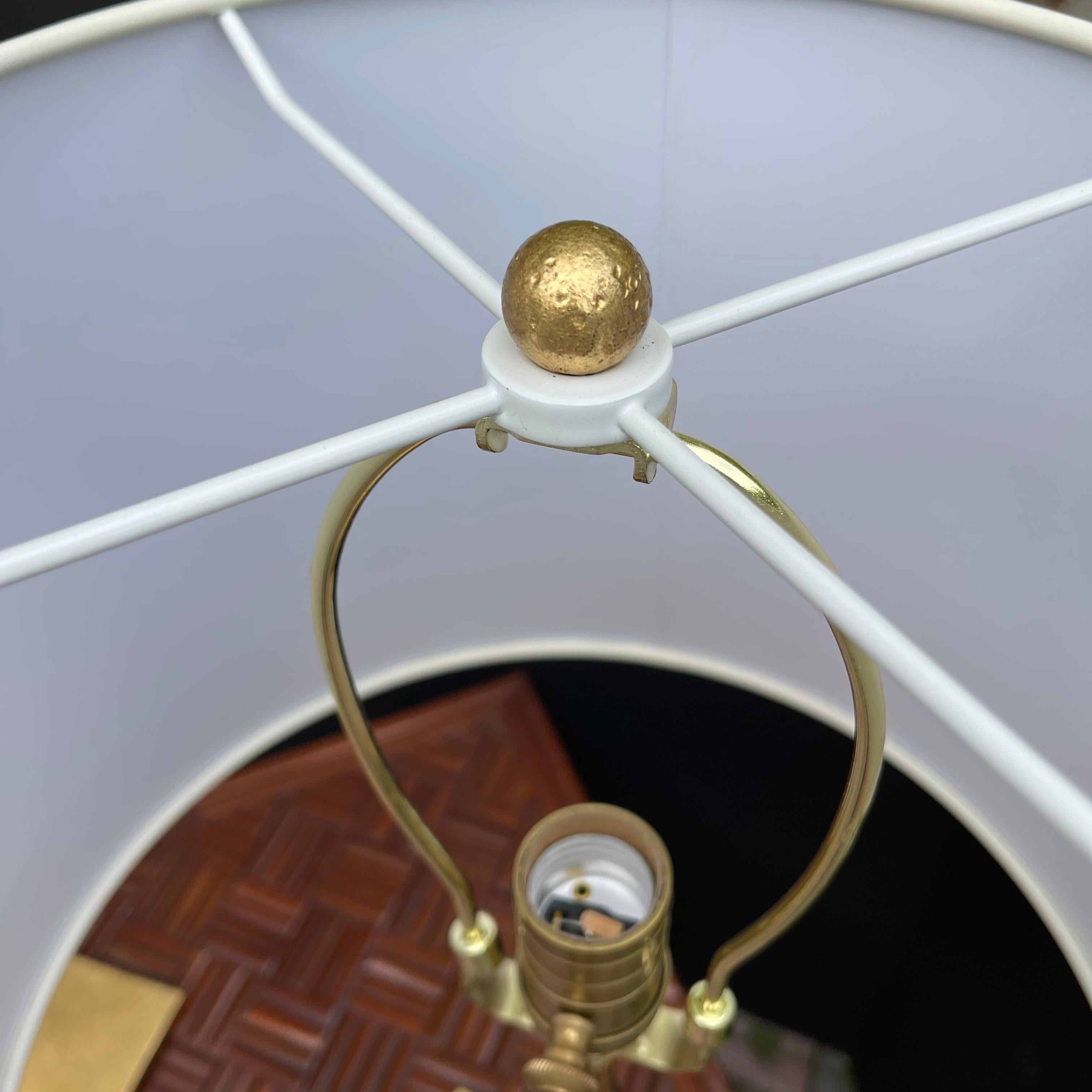 Fer Visual Comfort Lampe de table Dauphine en fer doré, une paire en vente