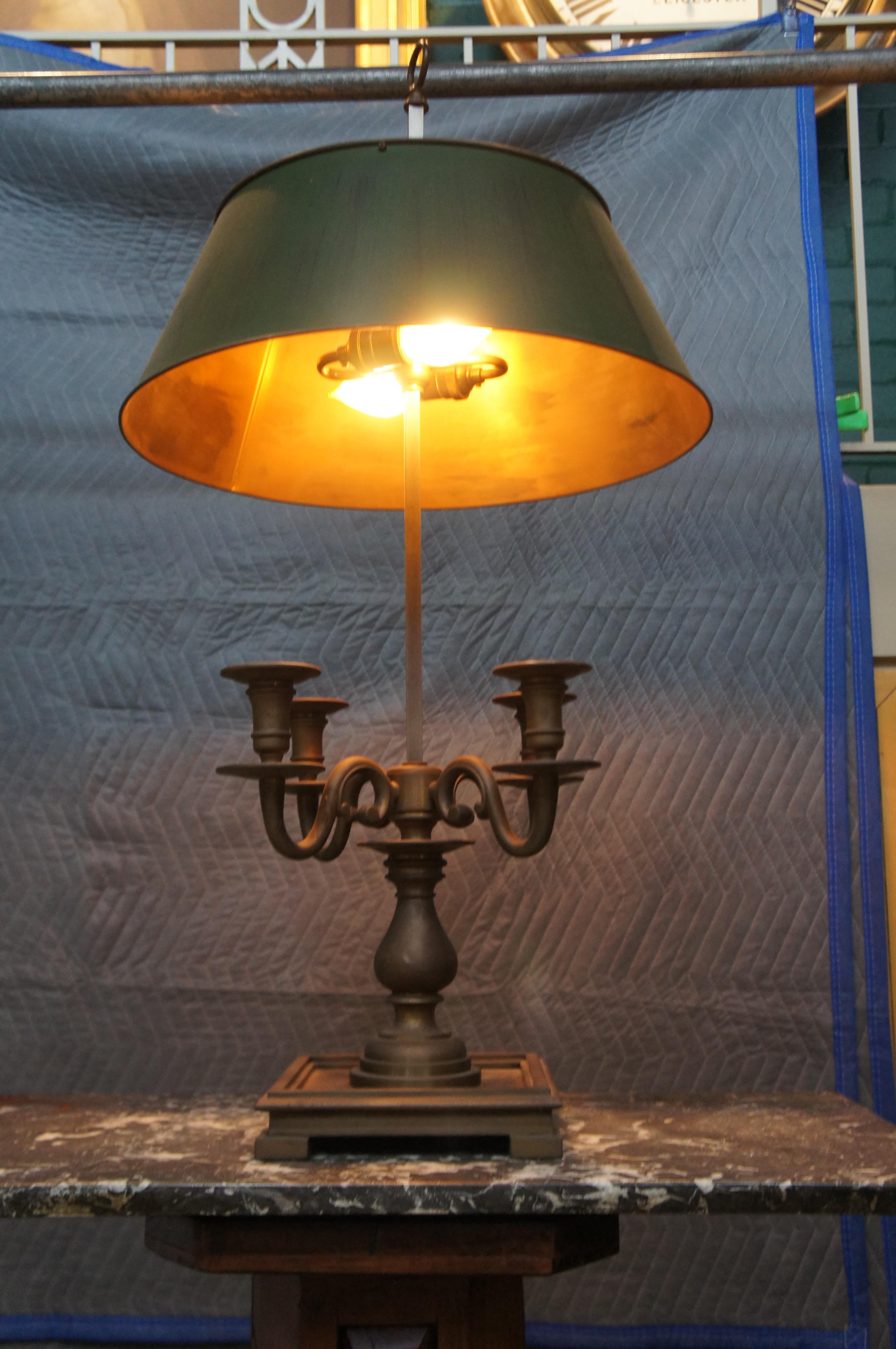 Visual Comfort Lampe de table candélabre à 4 bras en laiton Bouillotte Abat-jour en tôle en vente 6