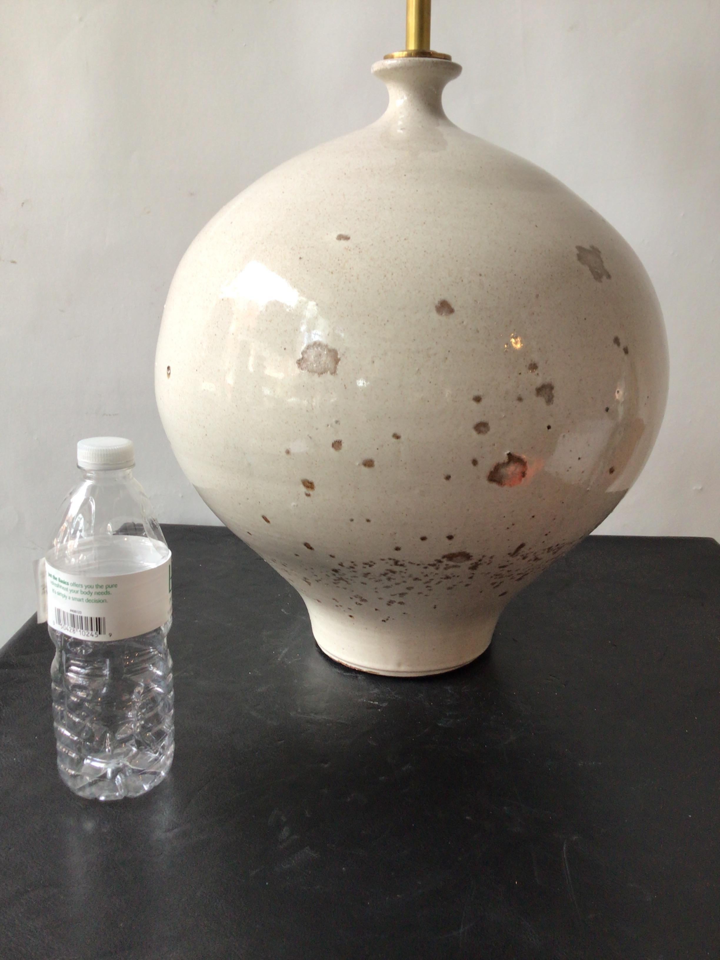 Visual Comfort Off White Ceramic Lamp In Good Condition For Sale In Tarrytown, NY