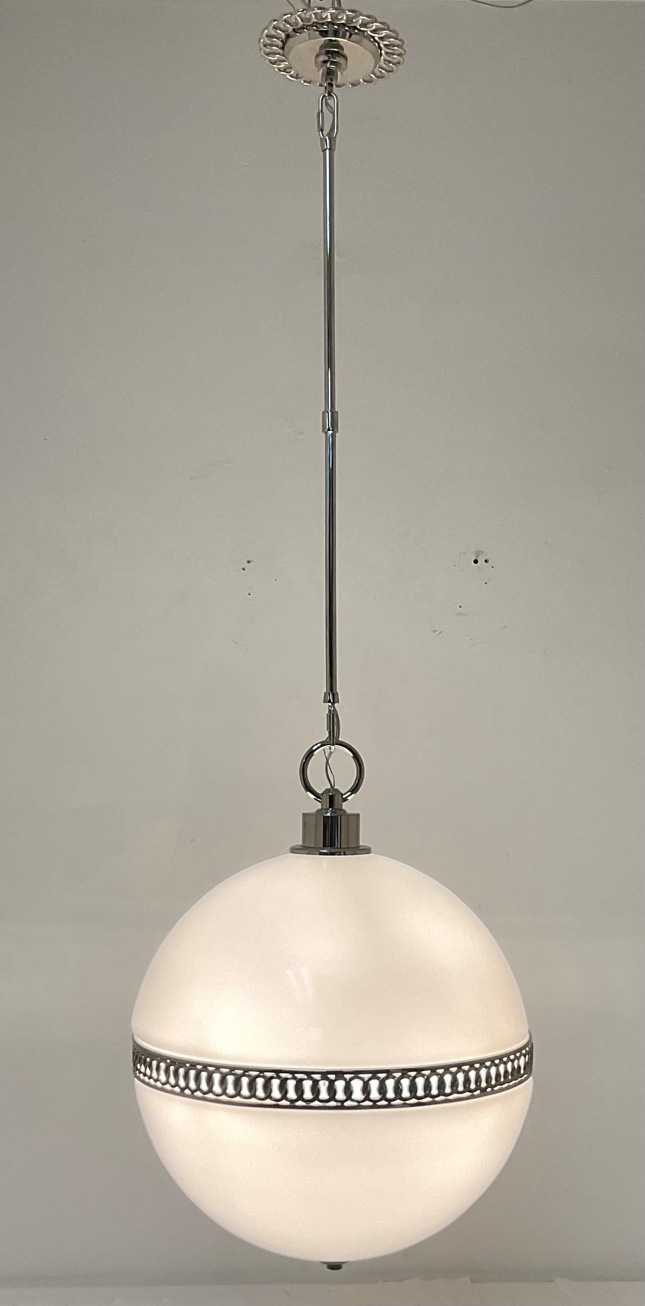 Bellissimo ciondolo a sfera in vetro bianco di grandi dimensioni con design Ralph Lauren e finiture in nichel. In condizioni eccellenti, pronto per l'installazione con tutte le sue parti originali. Quattro prese di corrente standard. Contemporaneo e