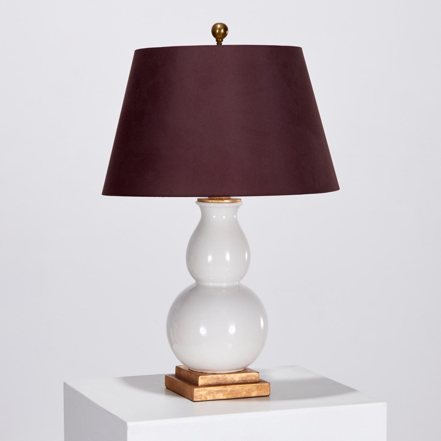 20°/21° secolo, Lampada da tavolo Fang Gourd, della Visual Comfort Signature Collection Questa lampada presenta un corpo in ceramica bianca a doppia zucca con una finitura liscia e lucida. Poggia su una base quadrata a gradini in una calda tonalità