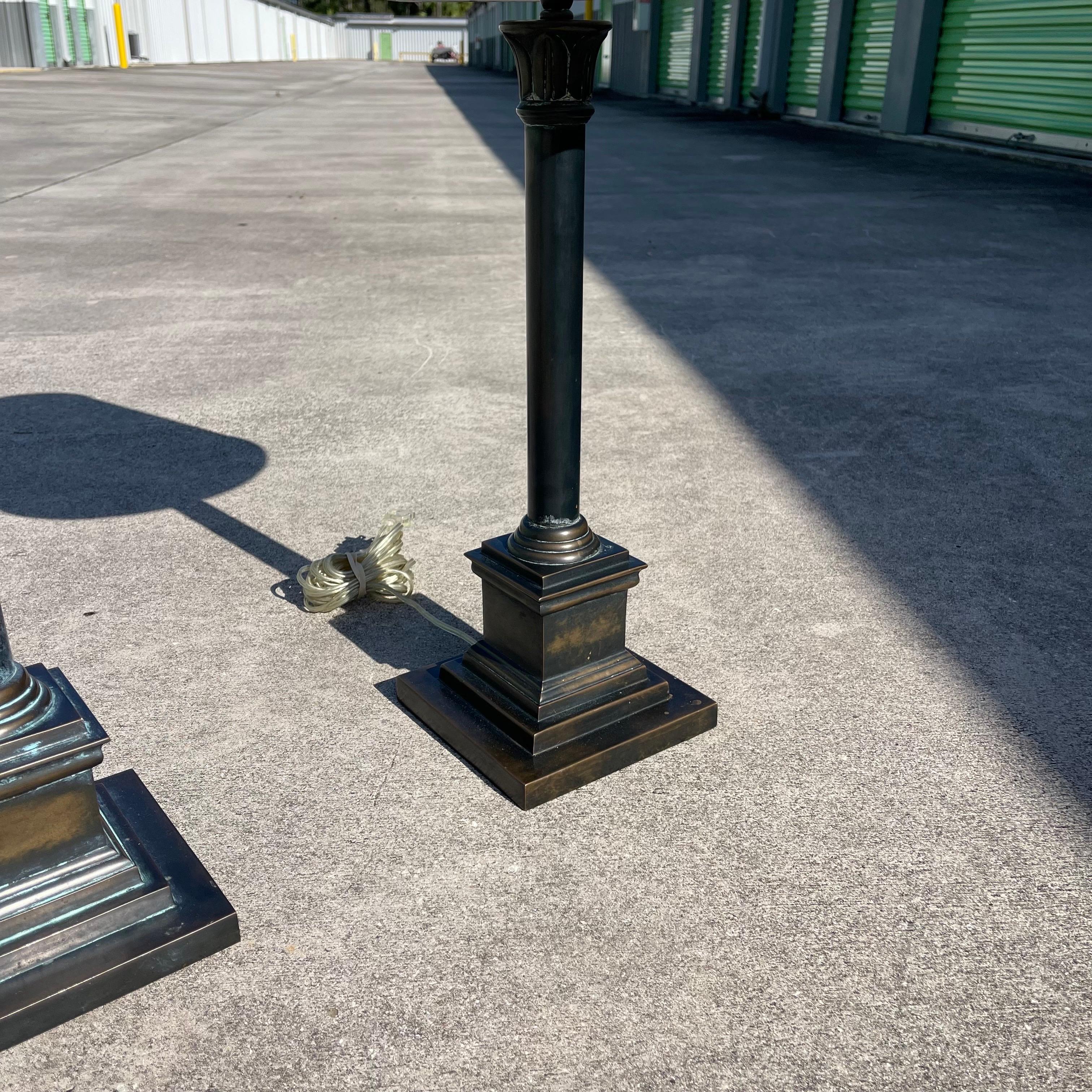 Visual Comforts Patinated Bronze Neo Classical Empire Brass Shade Table Lamps en venta 7