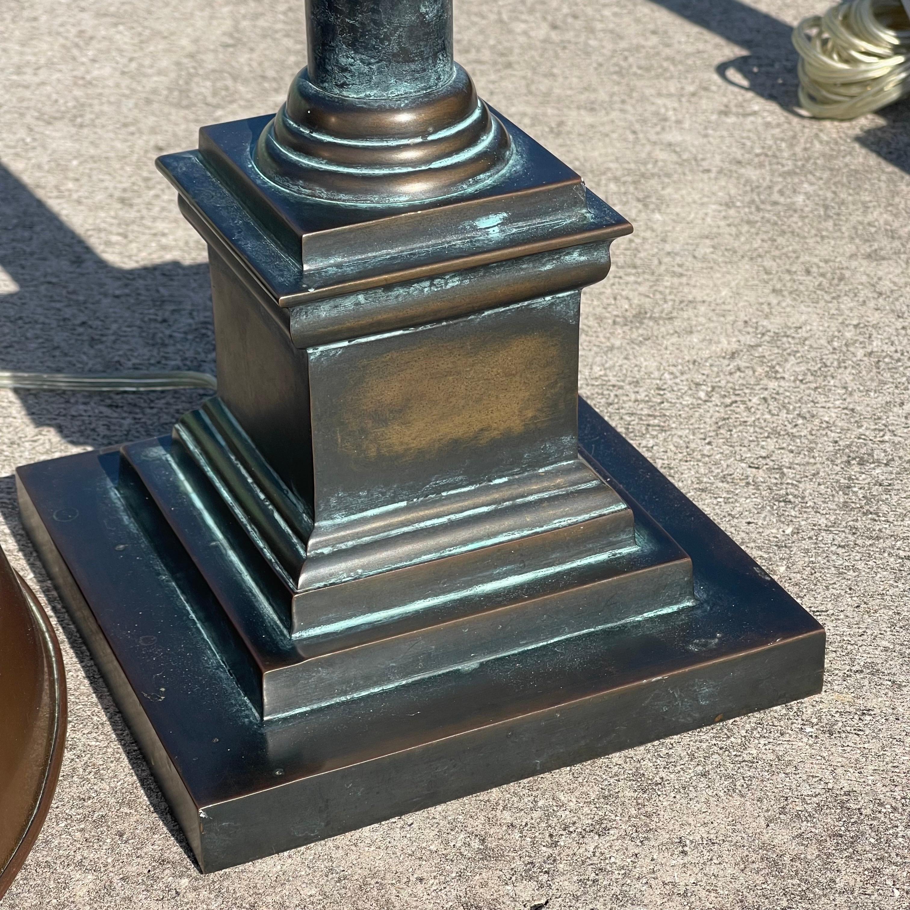 Encantadora pareja de lámparas de sobremesa de bronce/latón patinado de Visual Comfort.