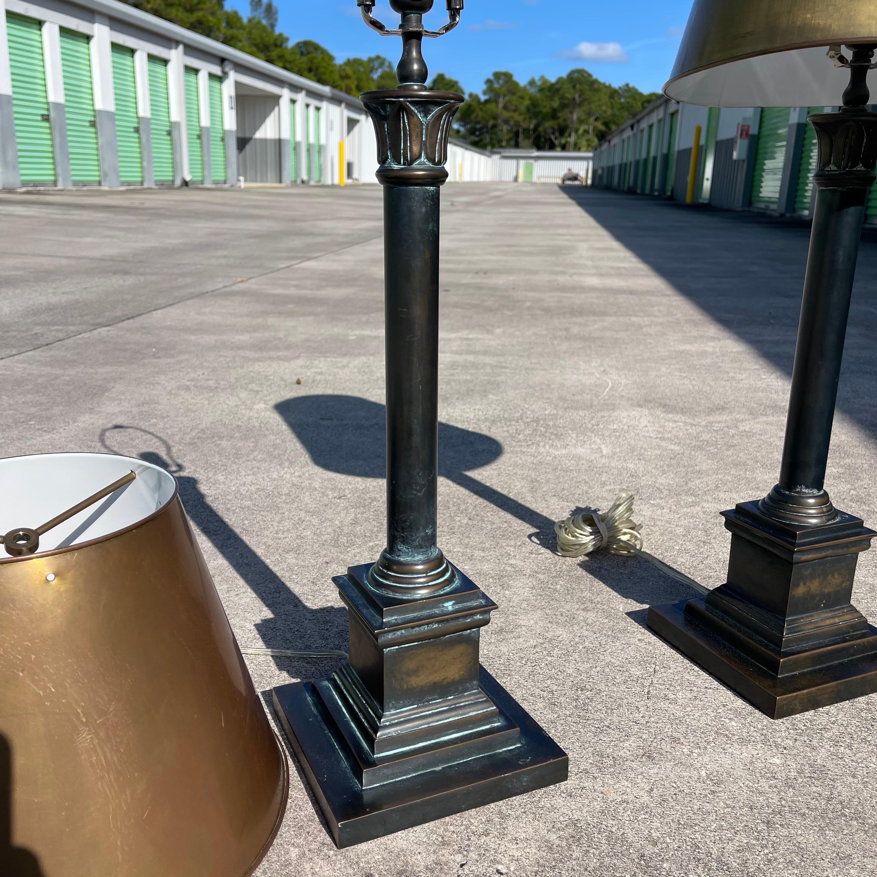Visual Comforts Patinated Bronze Neo Classical Empire Brass Shade Table Lamps Neoclásico en venta